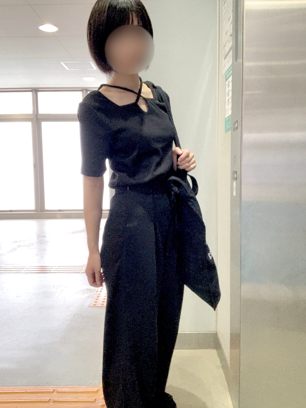 「夏コーデ、真っ黒コーデ、おねえさんコーデ」｜「Maison Margielaのアイテム（トートバッグ、ブラック系）」を使った、はくめろさん（レディース・159cm）の秋コーディネートの1枚目の写真