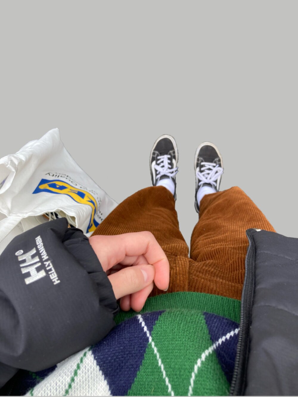 「GU、HERRYHANSEN、VANS、スニーカー、IKEA、IKEAバック、アウター、コーデュロイパンツ、アーガイル柄、アーガイルニット、カジュアル、カジュアルコーデ、おじコーデ」｜「GUのアイテム（パンツ、ブラウン系）」を使った、たみうゆさん（レディース・167cm）の冬コーディネートの1枚目の写真