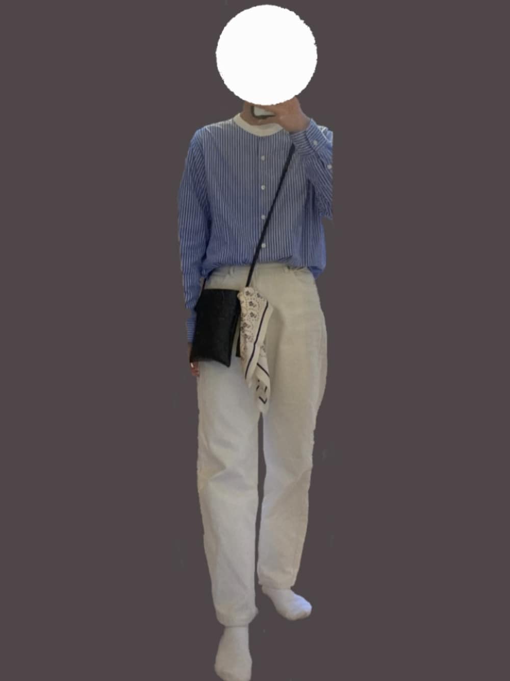 「無印良品、moment+、ユニクロ、UNIQLO、GU、ストライプ、ストライプシャツ、白パンツ、白ソックス、ショルダーバッグ、スカーフ、シンプル、シンプルコーデ、カジュアル、カジュアルコーデ」｜「moment+のカラーヘビーツイル&デニムテーパードパンツ（デニムパンツ、ホワイト系）」を使った、たみうゆさん（レディース・167cm）の春コーディネートの1枚目の写真