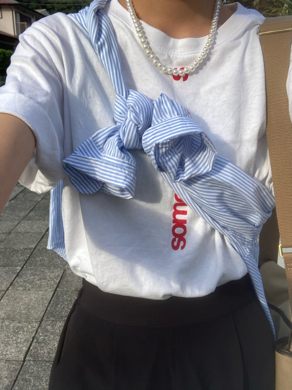 「WHO’S WHO gallery、H&M、coca、BONLECILL、パールネックレス、ストライプシャツ、ロゴT、ロゴTシャツ、スラックス、たすき掛け、シンプル、シンプルコーデ、カジュアル、カジュアルコーデ、プチプラ」｜「BONLECILLのセンタープレス タック入りテーパード スラックスパンツ（スラックス、ブラック系）」を使った、たみうゆさん（レディース・167cm）の夏コーディネートの1枚目の写真