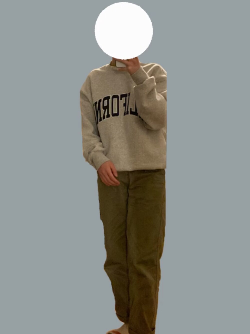 「UNIQLO、FREAK’Ｓ STORE、スウェット、トレーナー、ロゴスウェット、カーキパンツ、チノパン、シンプル、シンプルコーデ、メンズライク」｜「UNIQLOのアイテム（チノパンツ、グリーン系）」を使った、たみうゆさん（レディース・167cm）の冬コーディネートの1枚目の写真