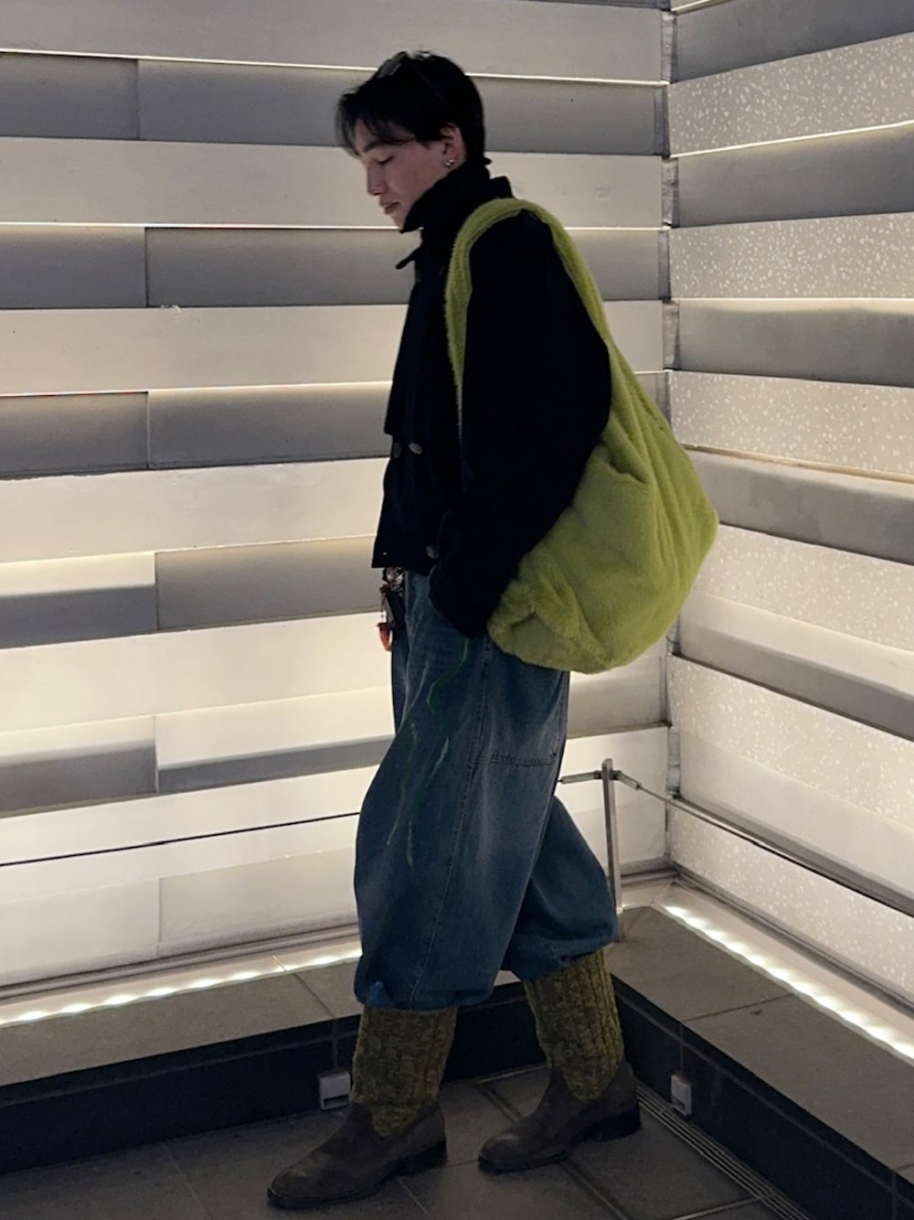 「カジュアルコーデ、メンズファッション、デニム、リラックススタイル、ワイドデニム、さし色、ブーツイン、FEKETE、Dior」｜「VINTAGEのアイテム（ブーツ、グリーン系）」を使った、bun927bunさん（メンズ・180cm）の冬コーディネートの1枚目の写真