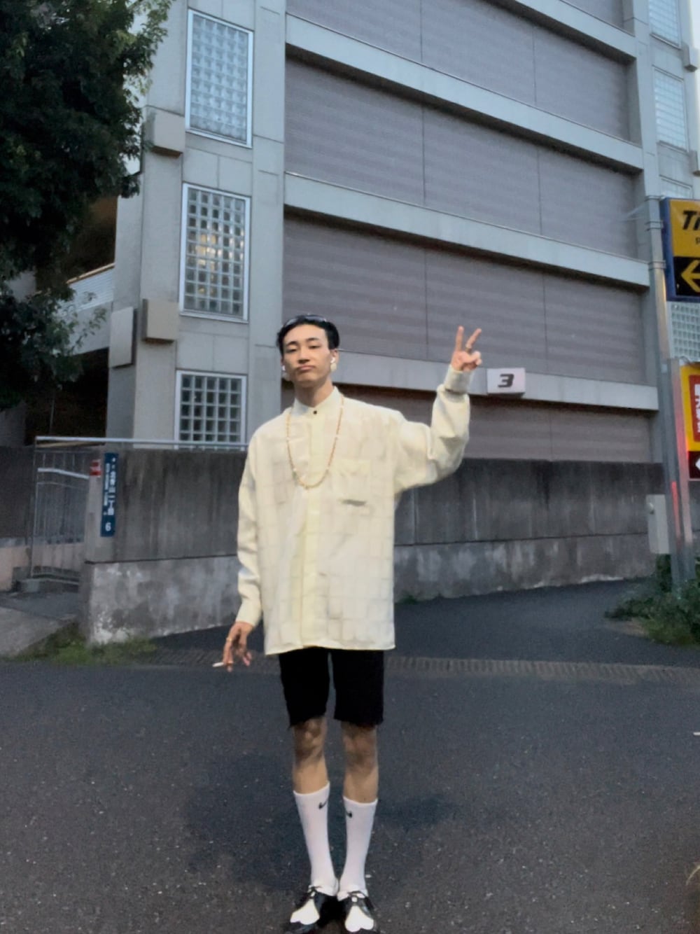 「休日スタイル、ファッションショー、秋のコーデ、NIKE、ラフシモンズ、シャツスタイル、オーバーサイズ、シャツ、ナイキ」｜「VINTAGEのアイテム（シャツ/ブラウス、ホワイト系）」を使った、bun927bunさん（メンズ・180cm）の秋コーディネートの1枚目の写真