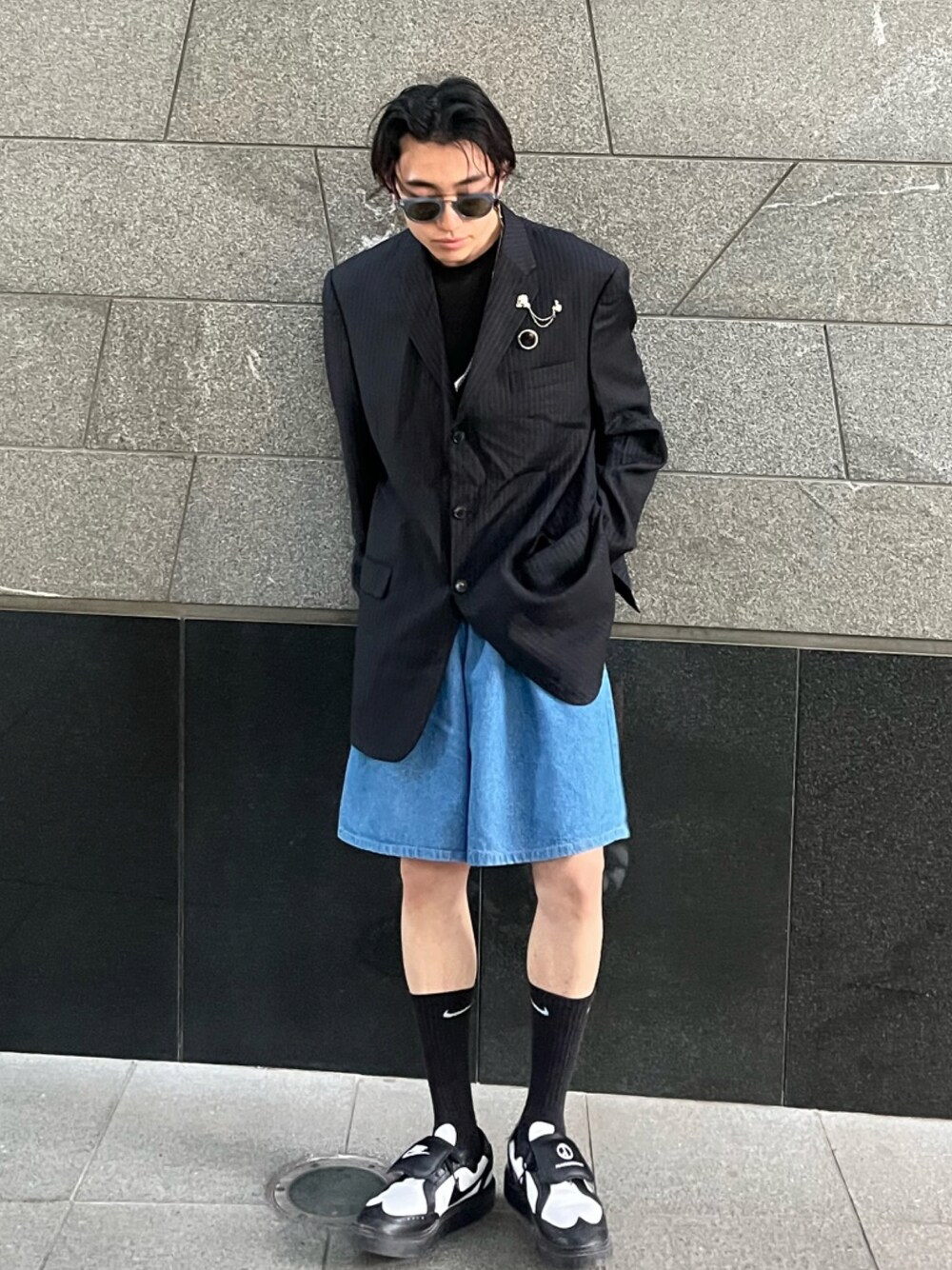 「お出かけコーデ日記、カジュアル、シンプル、休日スタイル、スニーカーコーデ、初夏コーデ、ストリート、スニーカー、NIKE、ジャケット、ジャケットスタイル、ジャケットコーデ、スニーカー×靴下、デニム」｜「VINTAGEのアイテム（テーラードジャケット、ブラック系）」を使った、bun927bunさん（メンズ・180cm）の春コーディネートの1枚目の写真