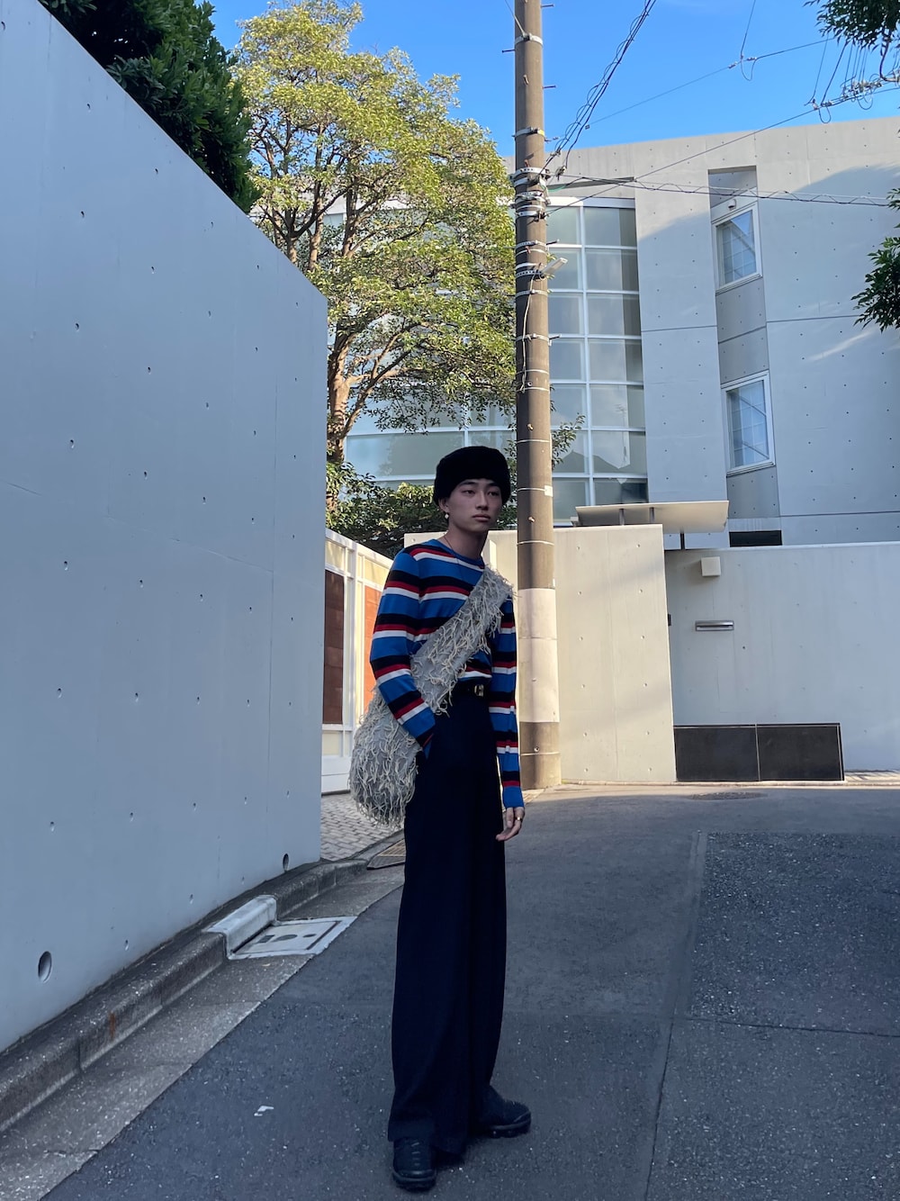 「NIKE、ワイドパンツ、ロデオクラウンズ、今日のコーデ、色遊び、JWANDERSON」｜「DulcamaraのラグBAG（ショルダーバッグ、グレー系）」を使った、bun927bunさん（メンズ・180cm）の秋コーディネートの1枚目の写真
