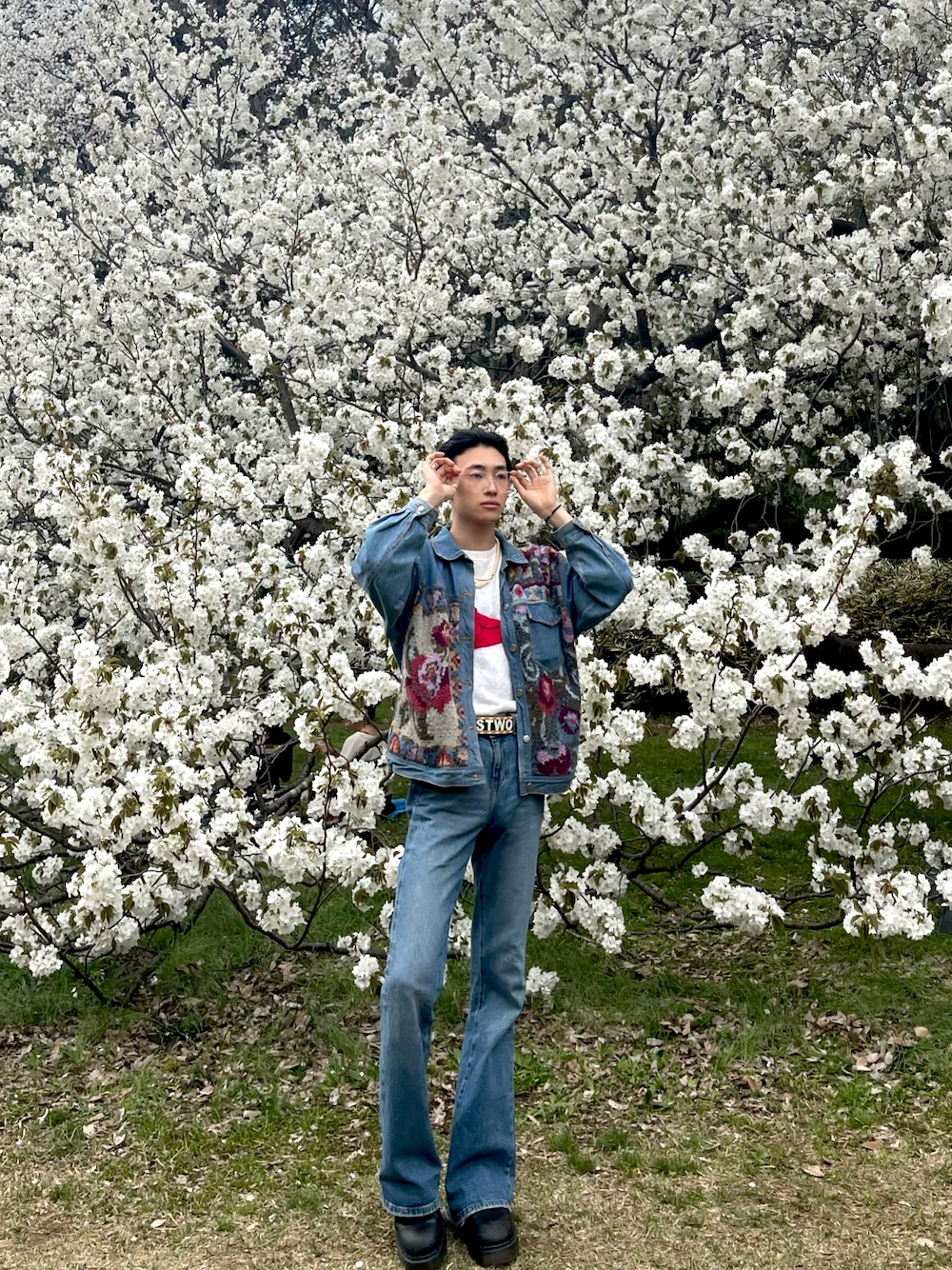 「春カラー、デニム、GIVENCHY、Dr.Martens、桜、花見、セットアップ」｜「ZARAのアイテム（デニムパンツ、ブルー系）」を使った、bun927bunさん（メンズ・180cm）の春コーディネートの1枚目の写真