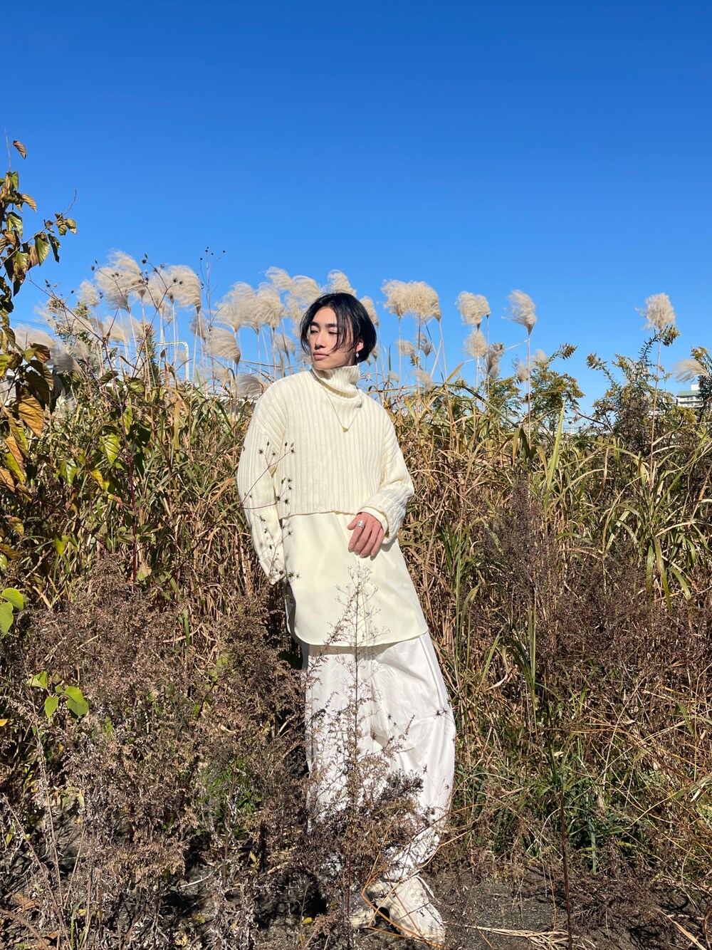 ホワイト系のニット/セーター、ホワイト系のシャツ/ブラウス、ホワイト系のその他パンツを着用したメンズの秋コーディネートの1枚目の写真