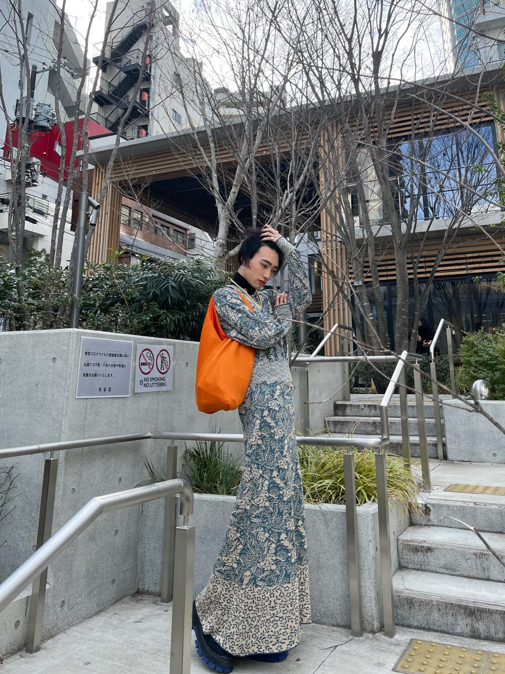 「お洒落さんとつながりたい、ワンピース、ジェンダーレス、MM6、春コーデ、ootd」｜「MM6 Maison MargielaのMM6 メッシュトート（トートバッグ、オレンジ系）」を使った、bun927bunさん（メンズ・180cm）の春コーディネートの1枚目の写真