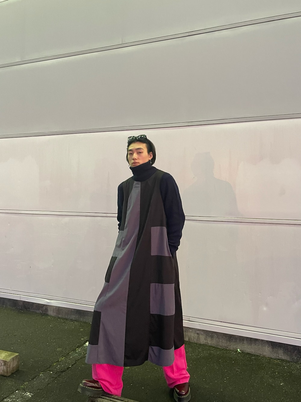 「シンプル、冬コーデ、ワイドパンツ、Dr.Martens、ワンピース、FENDI、カラーパンツ、UNIQLO」｜「FENDIのアイテム（メガネ、ブラック系）」を使った、bun927bunさん（メンズ・180cm）の冬コーディネートの1枚目の写真