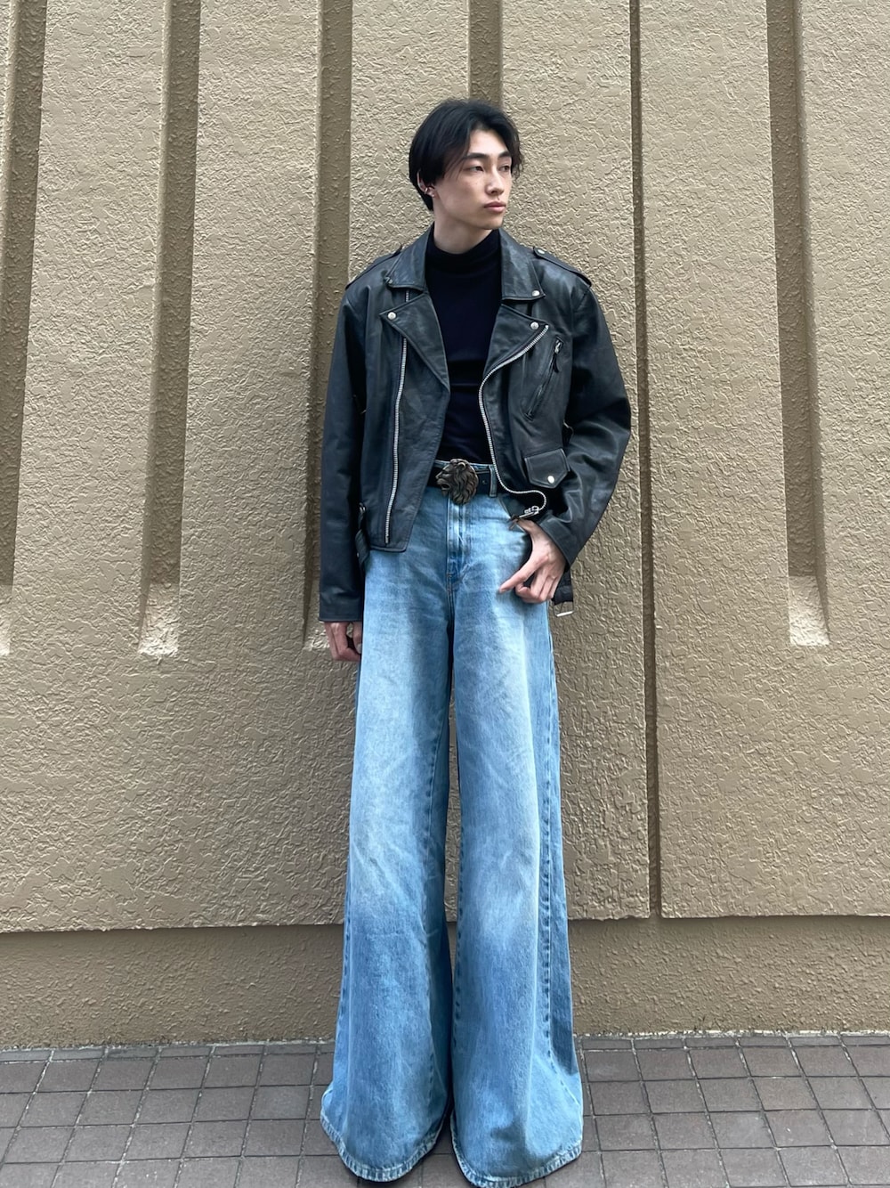 「フレアパンツ、春服、休日コーデ、春服コーデ、ワイドパンツ、エレファントパンツ、デニム、デニムパンツ、クラークス、レザージャケット、UNIQLO、ヴィンテージ、vintage、古着MIX、70'sコーデ」｜「VINTAGEのアイテム（ライダースジャケット、ブラック系）」を使った、bun927bunさん（メンズ・180cm）の春コーディネートの1枚目の写真