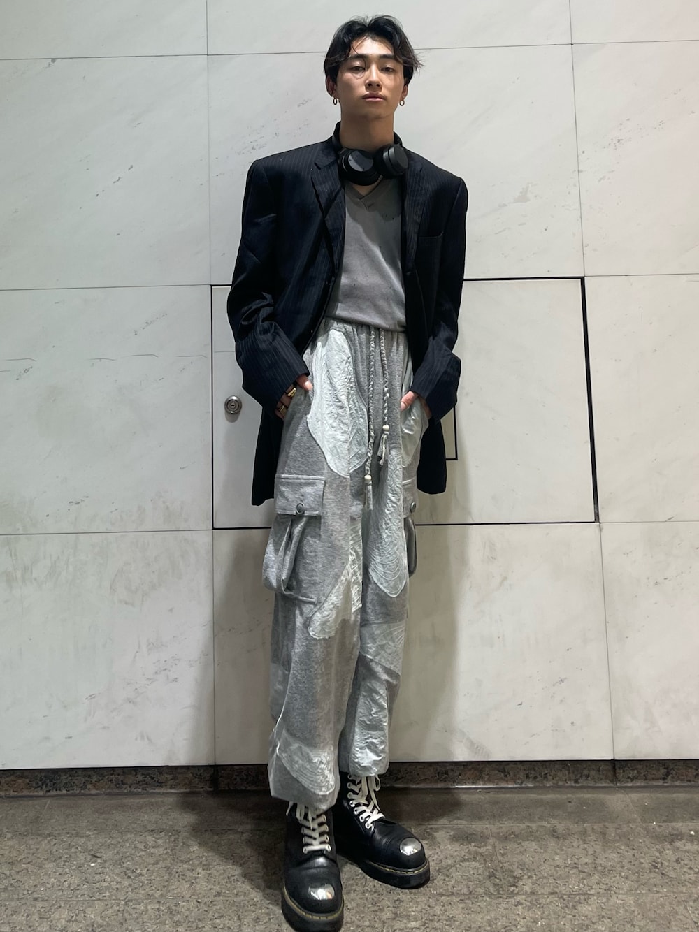 「モノトーン、いまどきジャケット写真、スウェット、スウェットパンツ、myob、Dr.Martens、Maison Margiela、ジャケット、ジャケットスタイル、黒、モノトーンコーデ、春服みてみて、お洒落さんとつながりたい、ルーズシルエット、モード」｜「Cycle By Myobのアイテム（スウェットパンツ、グレー系）」を使った、bun927bunさん（メンズ・180cm）の春コーディネートの1枚目の写真
