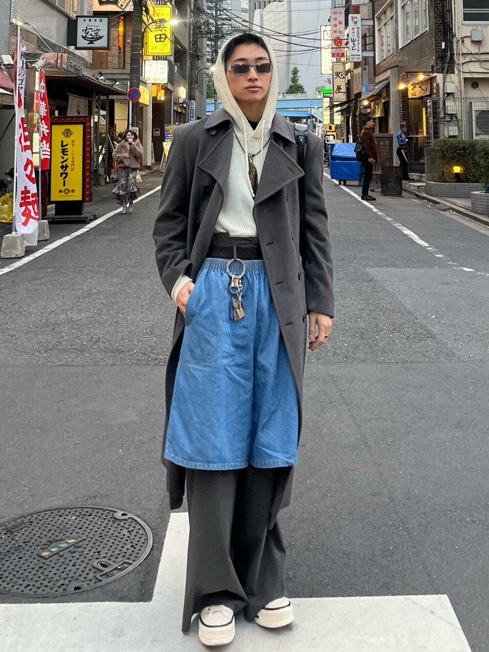 「ファッションを楽しもう、大人カジュアル、メンズファッション、冬アウター、レイヤードスタイル、デニム、休日スタイル、スニーカーコーデ、デニムパンツ、グレー、リラックススタイル、オーバーサイズ、ニット、モノトーンコーデ、冬服」｜「kutirのアイテム（デニムパンツ、ブルー系）」を使った、bun927bunさん（メンズ・180cm）の秋コーディネートの1枚目の写真