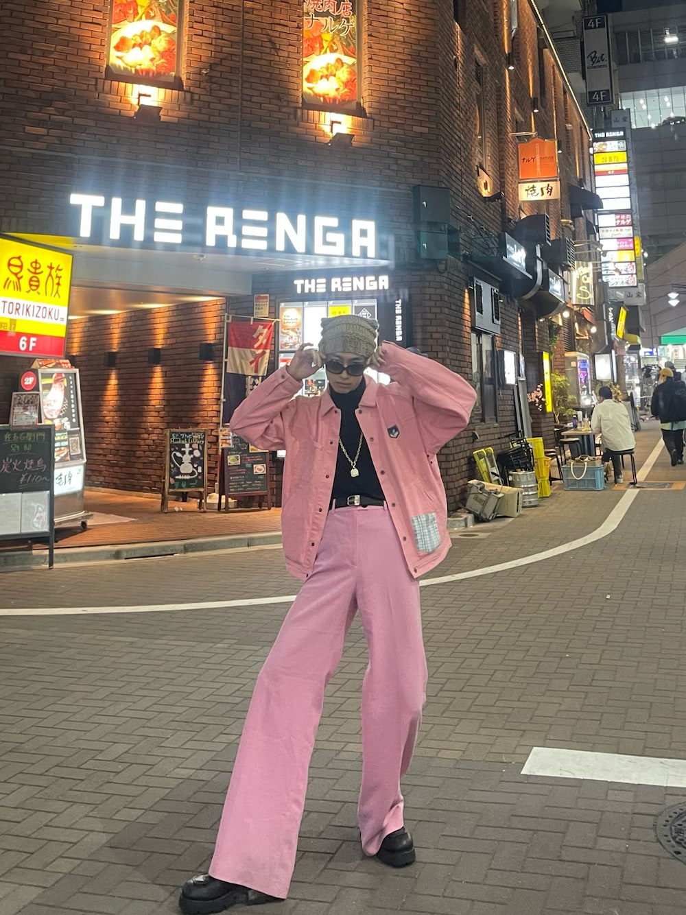 「春カラー、ピンク、デニムコーデ、大人カジュアル、GIVENCHY、NewRock、MIUMIU」｜「ZARAのアイテム（スラックス、ピンク系）」を使った、bun927bunさん（メンズ・180cm）の春コーディネートの1枚目の写真