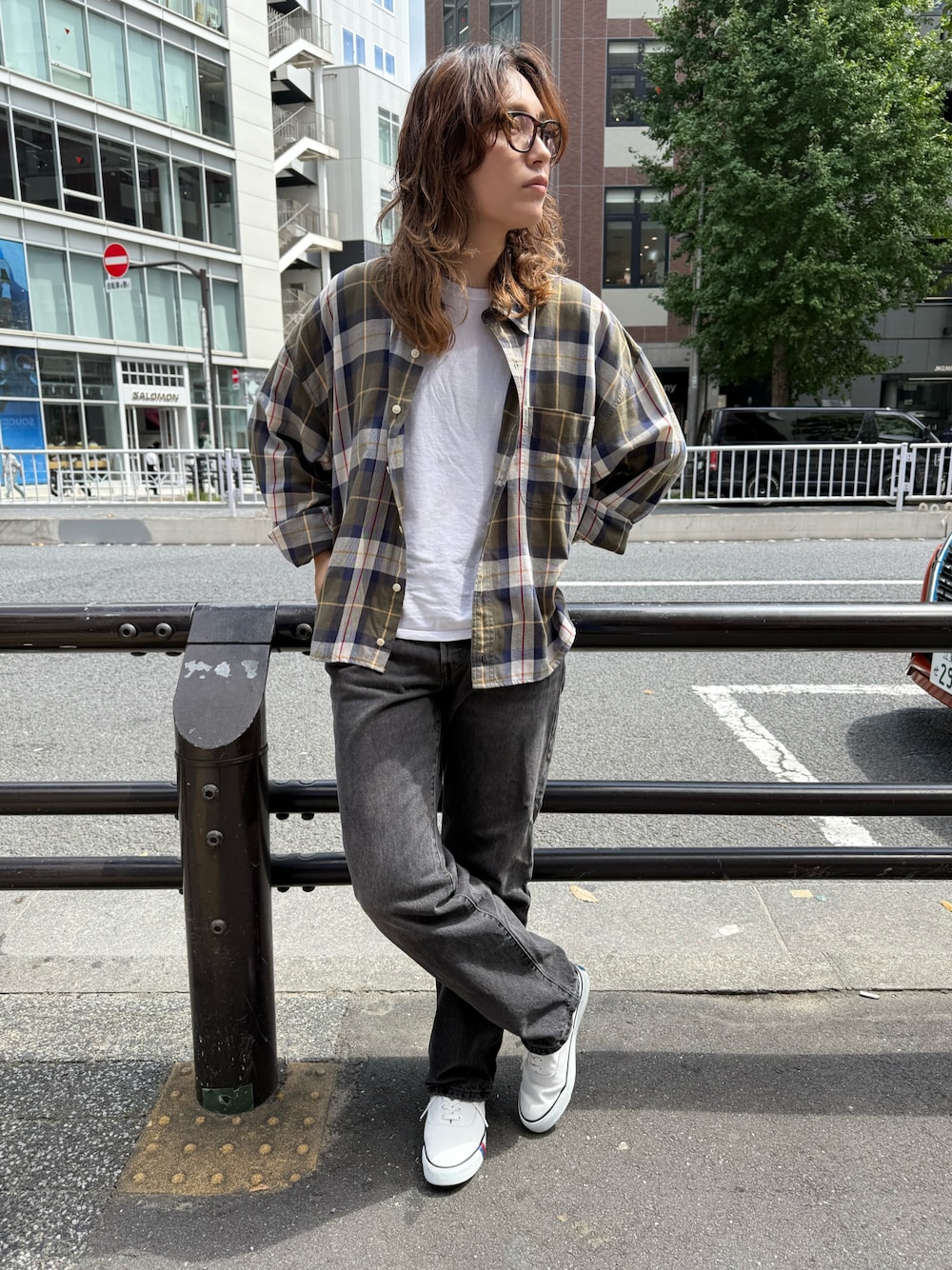 ホワイト系のスニーカーを着用したレディースの秋コーディネートの1枚目の写真