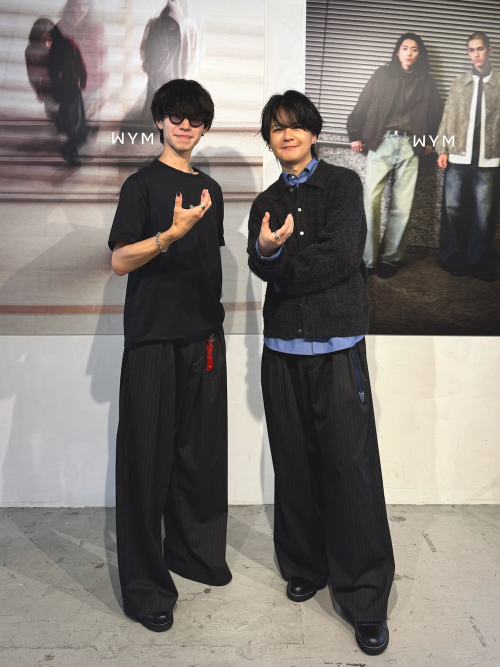 グレー系のスラックス、ブラック系のドレスシューズ、グレー系のショルダーバッグを着用したメンズの秋コーディネートの1枚目の写真