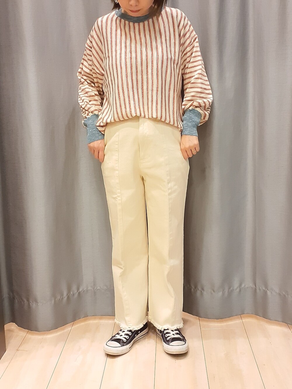 ホワイト系のニット/セーター、ホワイト系のその他パンツを着用したレディースの春コーディネートの1枚目の写真