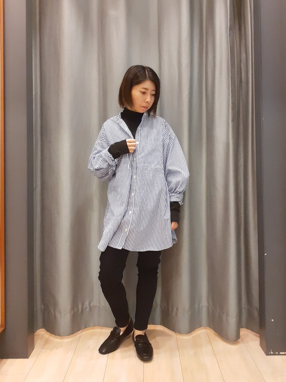 ブルー系のシャツ/ブラウス、ブラック系のTシャツ/カットソー、ブラック系のその他パンツを着用したレディースの春コーディネートの1枚目の写真