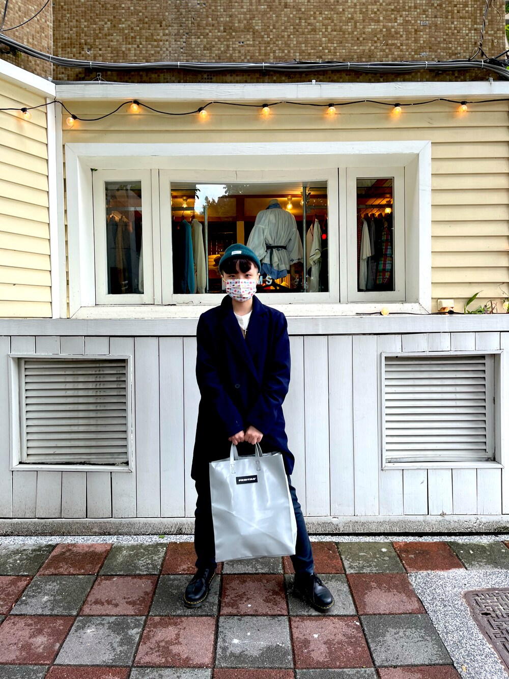 「BEAMSのアイテム（ノーカラーコート、ブルー系）」を使った、堂本さん（レディース・156cm）の春コーディネートの1枚目の写真