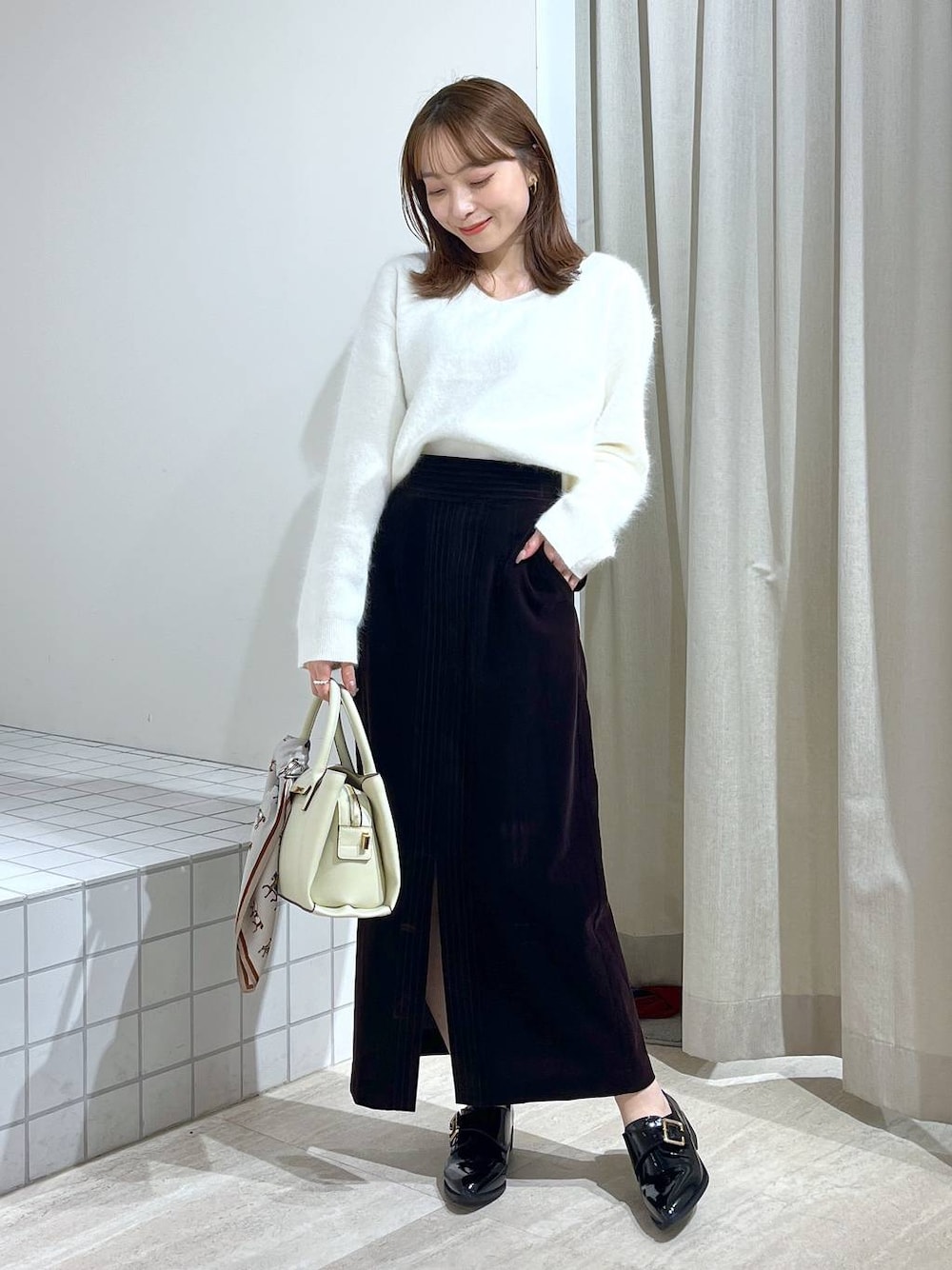 「旅行、フェミニン、モテ、ワントーン、テーマパーク、休日コーデ、デート/ロマンティック、楽ちんコーデ、女子会、女子ウケ、Andemiu、どっと変わっちゃえ、着痩せ・細見え、ニット、スカート」｜「Andemiuの【洗える】アンゴラショートVネックニット116866（ニット/セーター、ホワイト系）」を使った、andemiu_miyuさん（レディース・155cm）の秋コーディネートの1枚目の写真