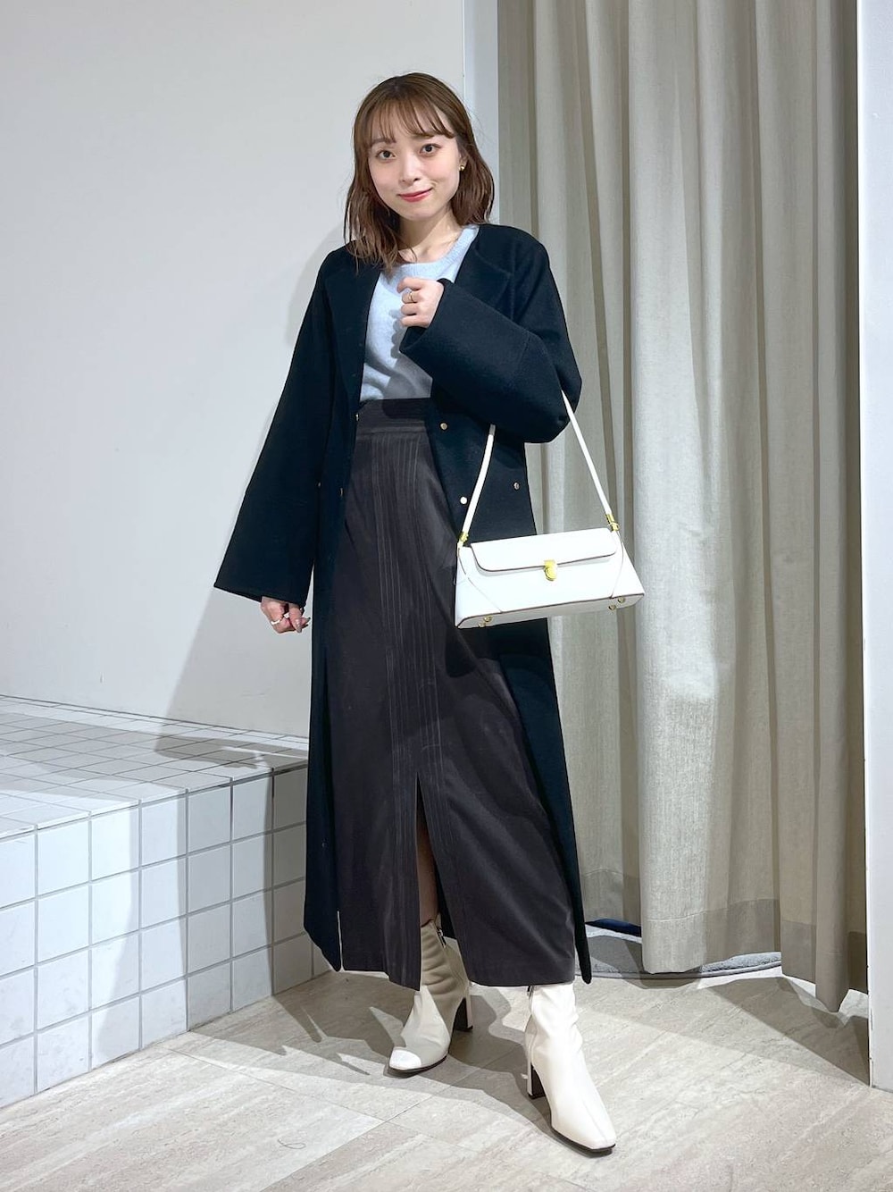 「フェミニン、モテ、ワントーン、テーマパーク、冬コーデ、ニット、スカート、ハンドバッグ、ブーツ、休日コーデ、デート/ロマンティック、楽ちんコーデ、女子会、女子ウケ、旅行」｜「Andemiuのワンハンドルバッグ 103780（ショルダーバッグ、ホワイト系）」を使った、andemiu_miyuさん（レディース・155cm）の冬コーディネートの1枚目の写真