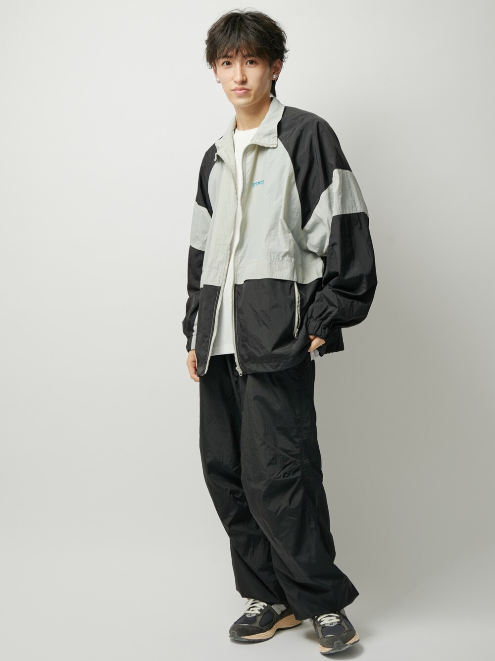 ブラック系のその他パンツ、ブラック系のナイロンジャケットを着用したメンズの夏コーディネートの1枚目の写真