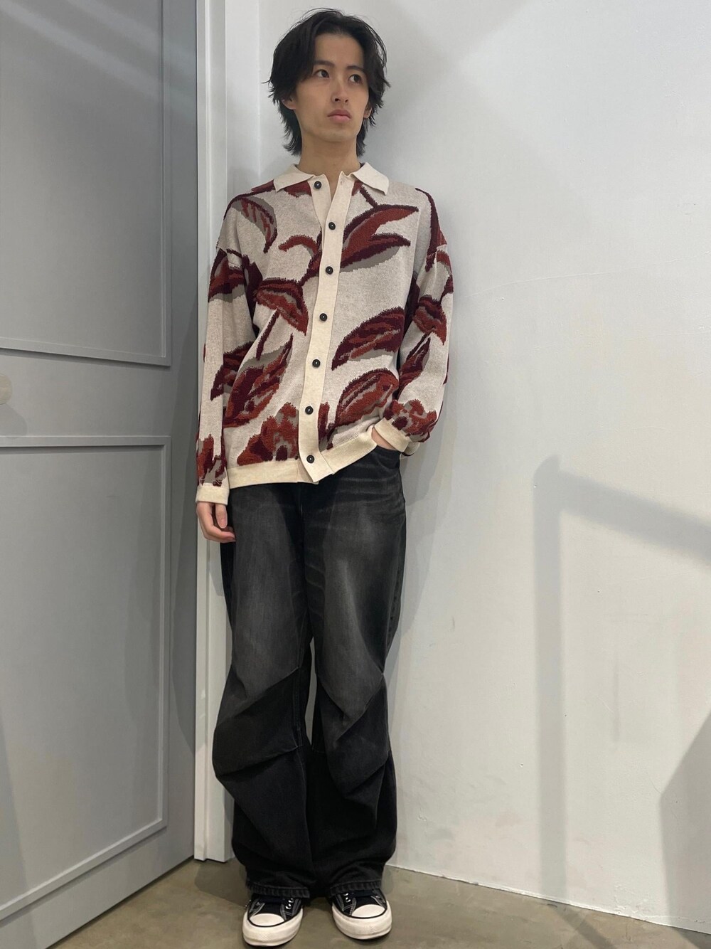 ホワイト系のカーディガン/ボレロを着用したメンズの冬コーディネートの1枚目の写真