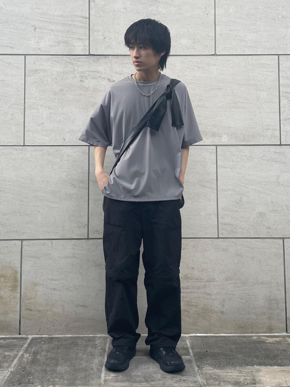 ブラック系のその他パンツ、グレー系のTシャツ/カットソーを着用したメンズの夏コーディネートの1枚目の写真