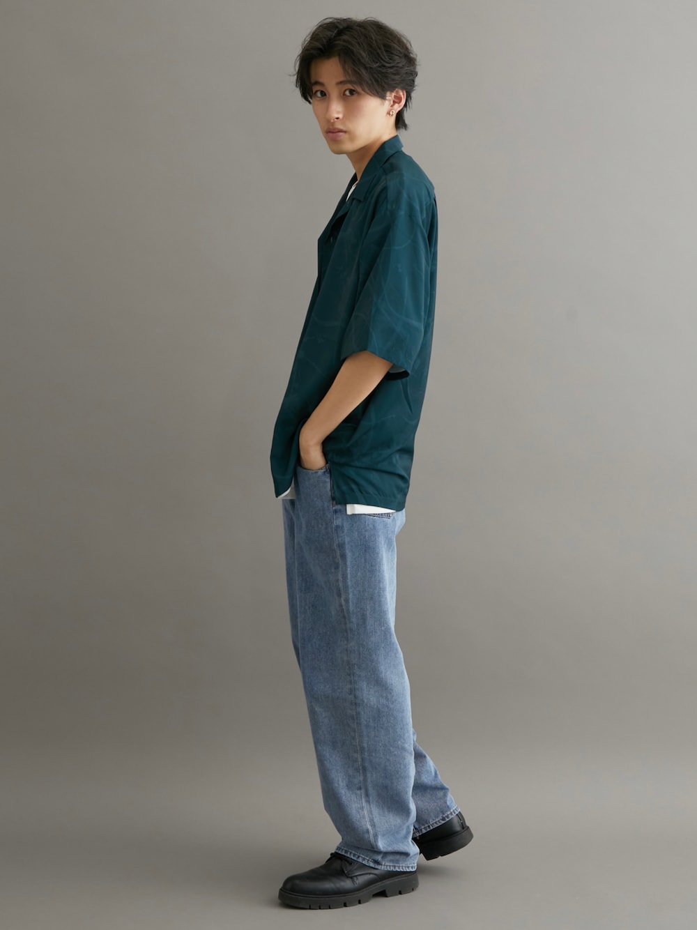 ブルー系のデニムパンツ、グリーン系のシャツ/ブラウス、ホワイト系のTシャツ/カットソーを着用したメンズの夏コーディネートの1枚目の写真