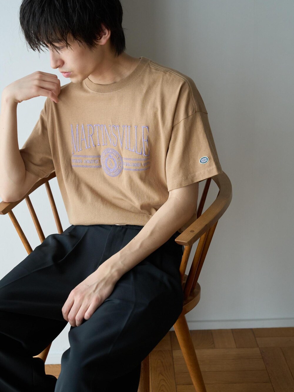 イエロー系のTシャツ/カットソー、ブラック系のスラックスを着用したメンズの夏コーディネートの1枚目の写真