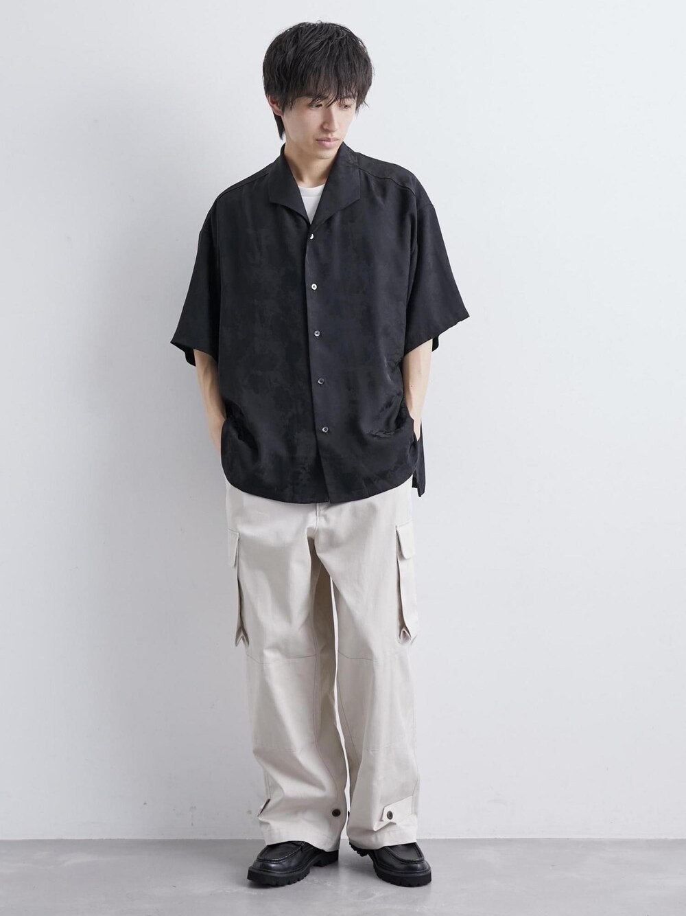 ベージュ系のカーゴパンツ、ブラック系のシャツ/ブラウスを着用したメンズの夏コーディネートの1枚目の写真
