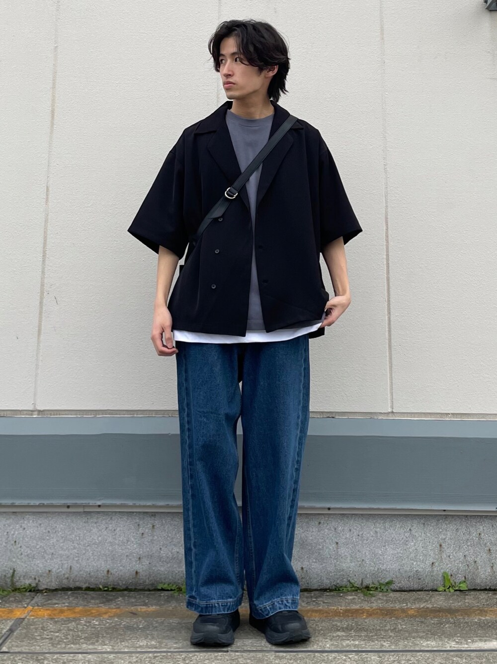 ブルー系のデニムパンツ、ブラック系のシャツ/ブラウス、ブルー系のTシャツ/カットソーを着用したメンズの春コーディネートの1枚目の写真