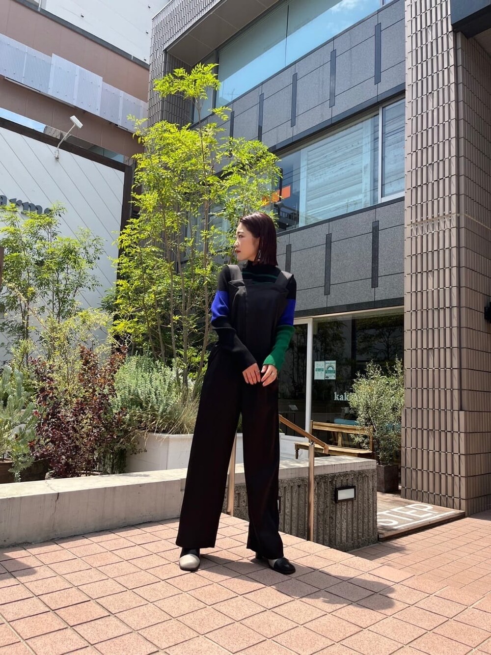 ブラック系のつなぎ/オールインワン、ブラック系のニット/セーター、その他のパンプスを着用したレディースの夏コーディネートの1枚目の写真