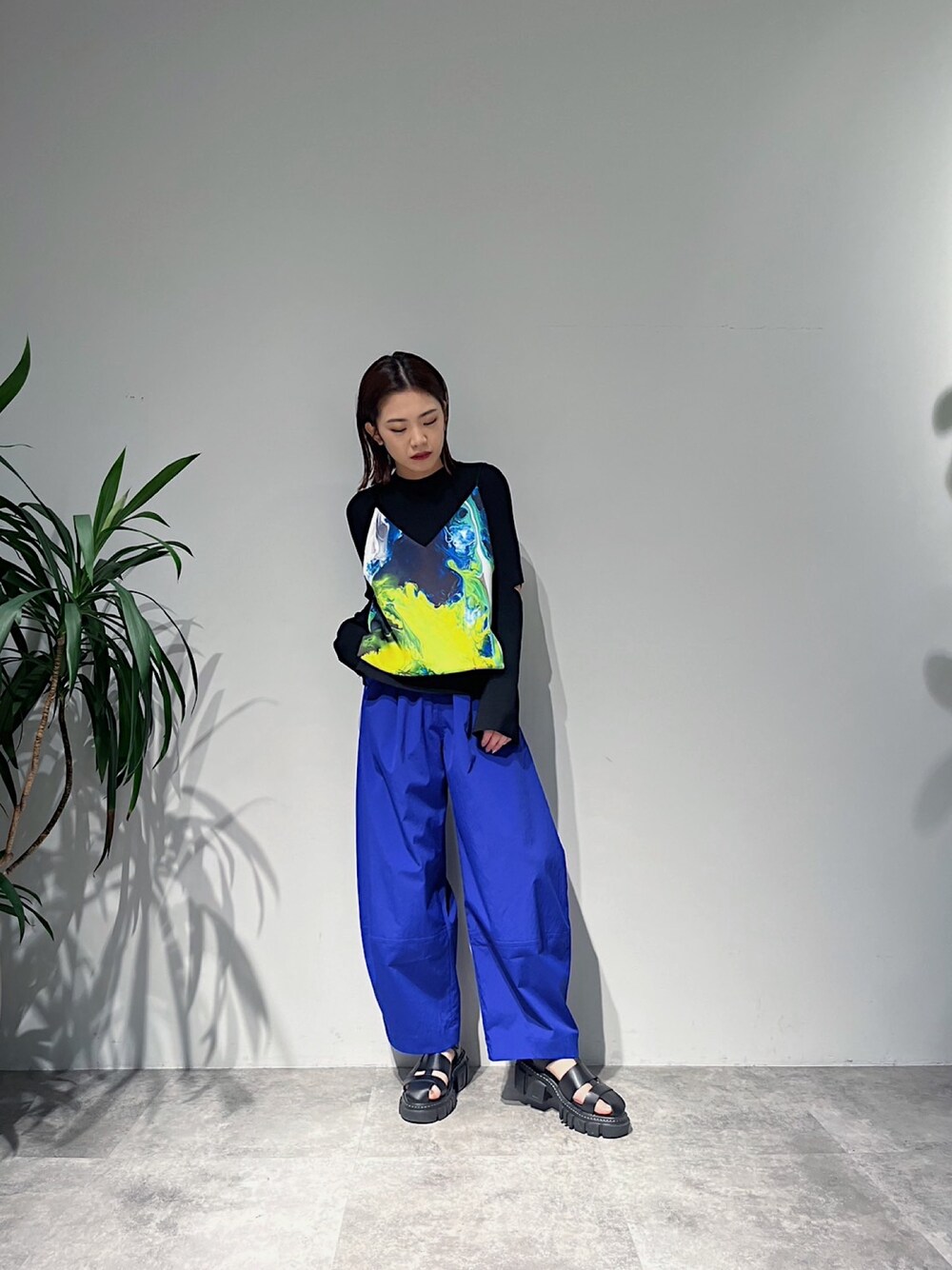 ブルー系のその他パンツ、ブラック系のサンダル、イエロー系のキャミソールを着用したレディースの春コーディネートの1枚目の写真