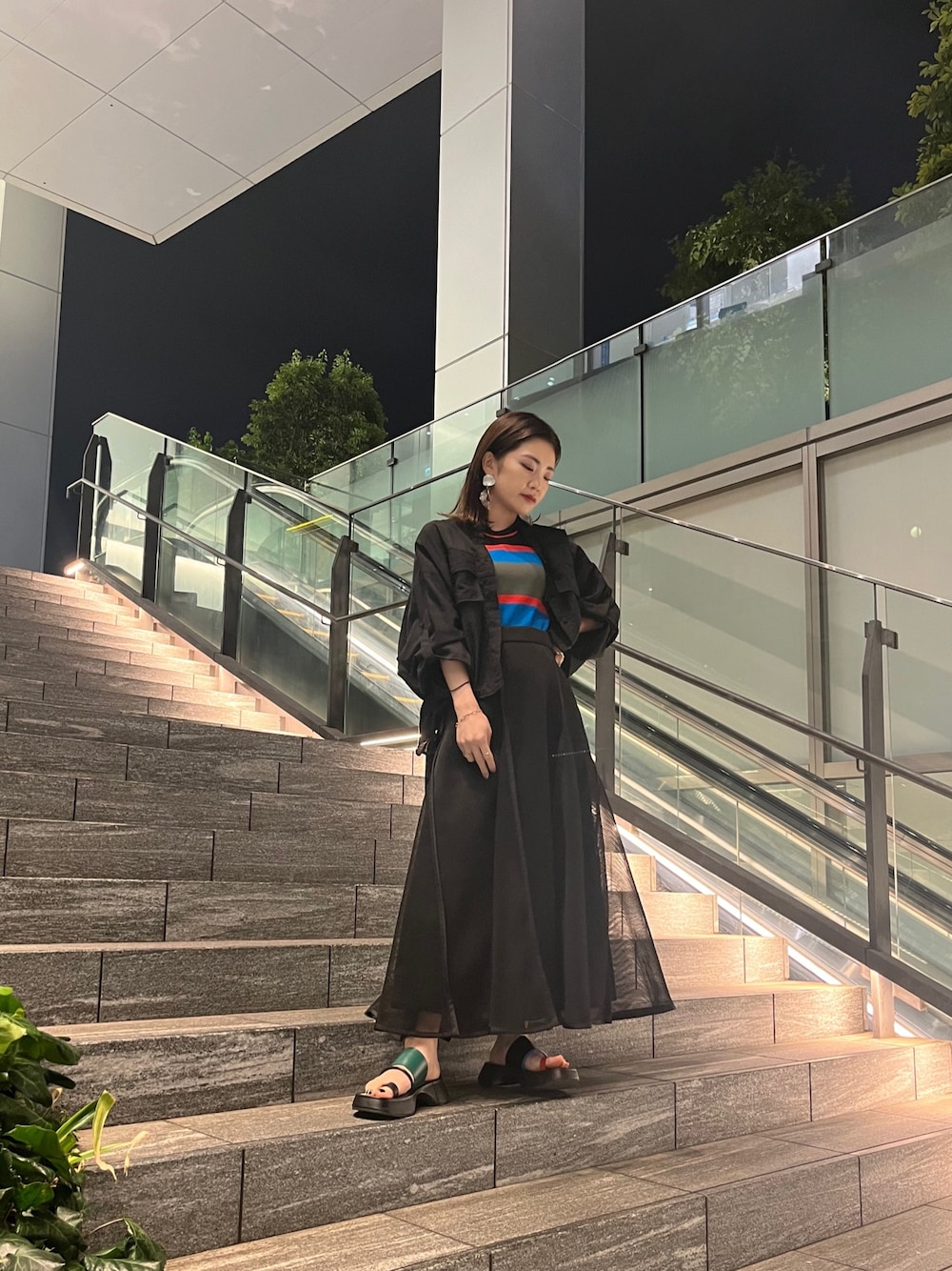 ブラック系のシャツ/ブラウス、ブラック系のタンクトップ、ブラック系のスカートを着用したレディースの夏コーディネートの1枚目の写真