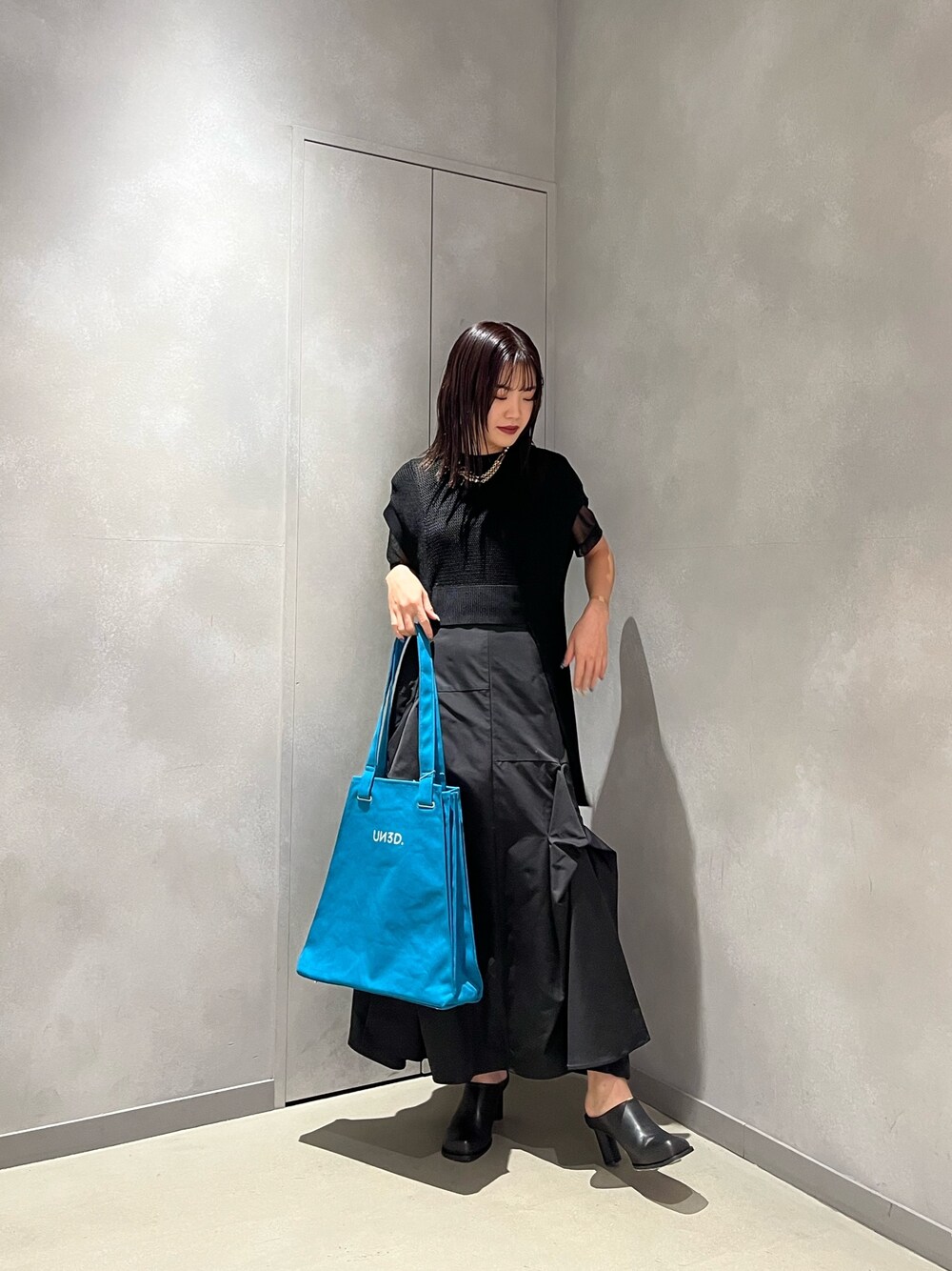 ブラック系のTシャツ/カットソー、ブルー系のトートバッグ、ブラック系のベストを着用したレディースの夏コーディネートの1枚目の写真