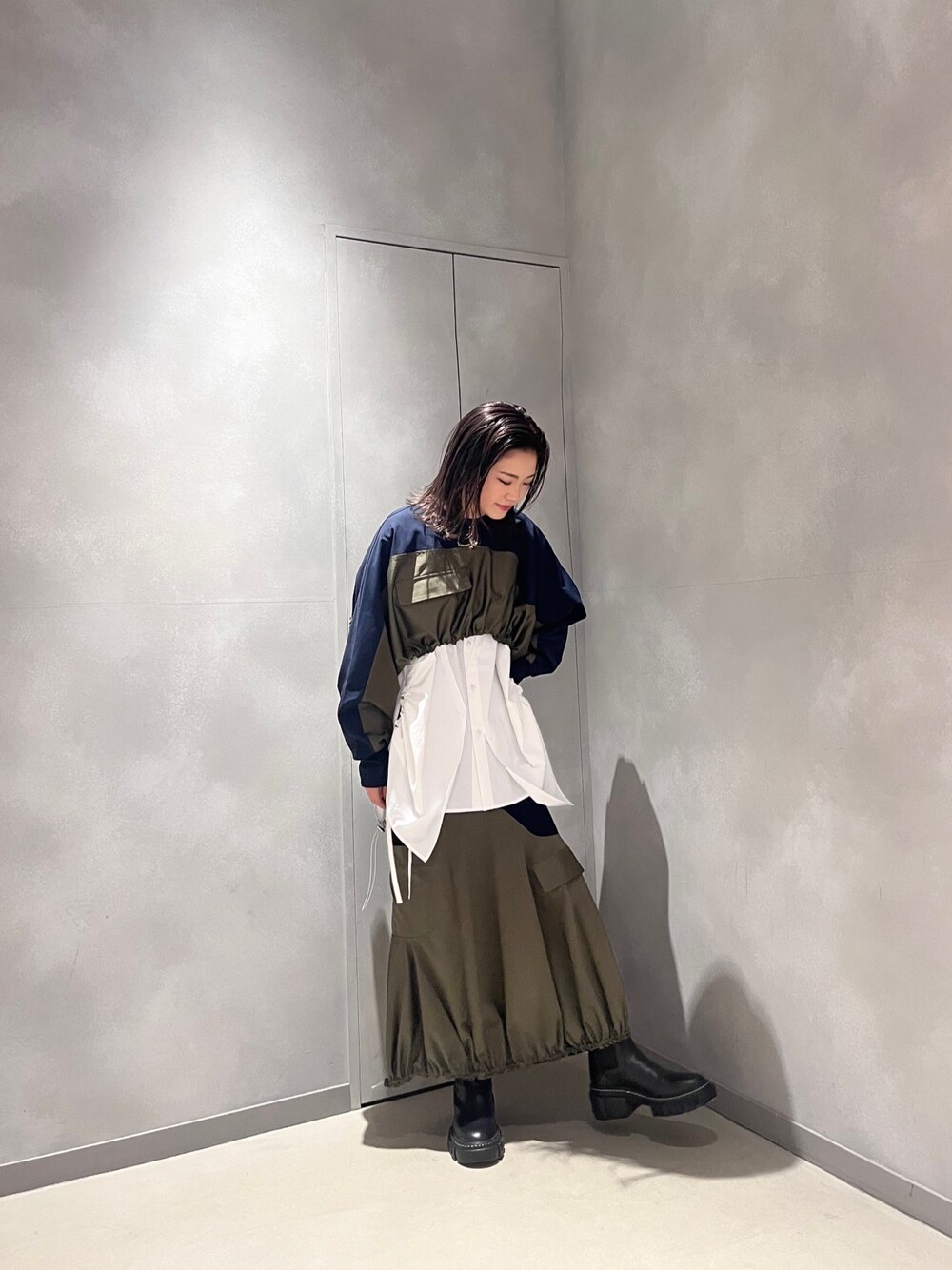ホワイト系のシャツ/ブラウス、その他のTシャツ/カットソー、その他のスカートを着用したレディースの冬コーディネートの1枚目の写真