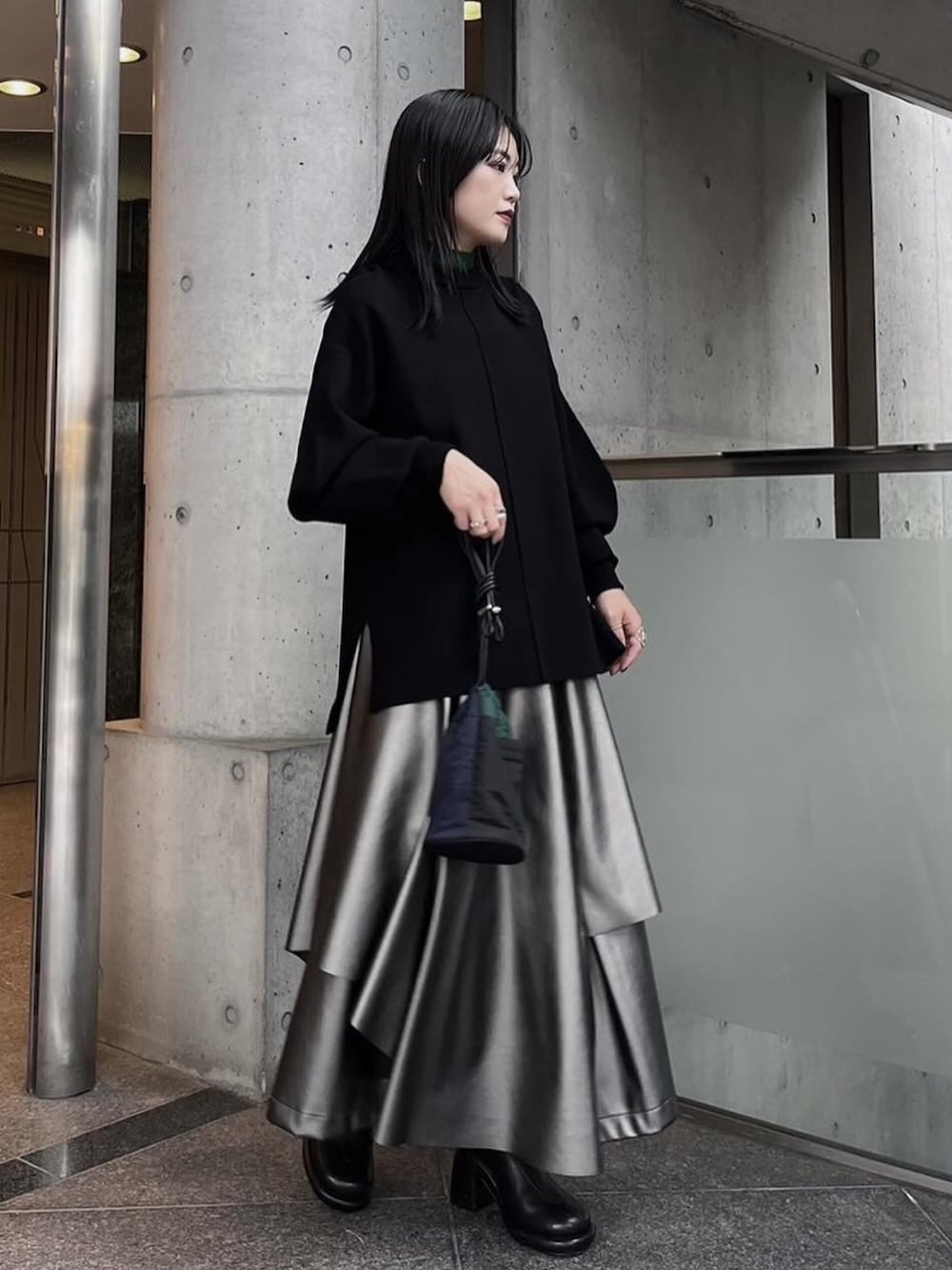 シルバー系のその他パンツ、ブラック系のニット/セーター、その他のショルダーバッグを着用したレディースの秋コーディネートの1枚目の写真