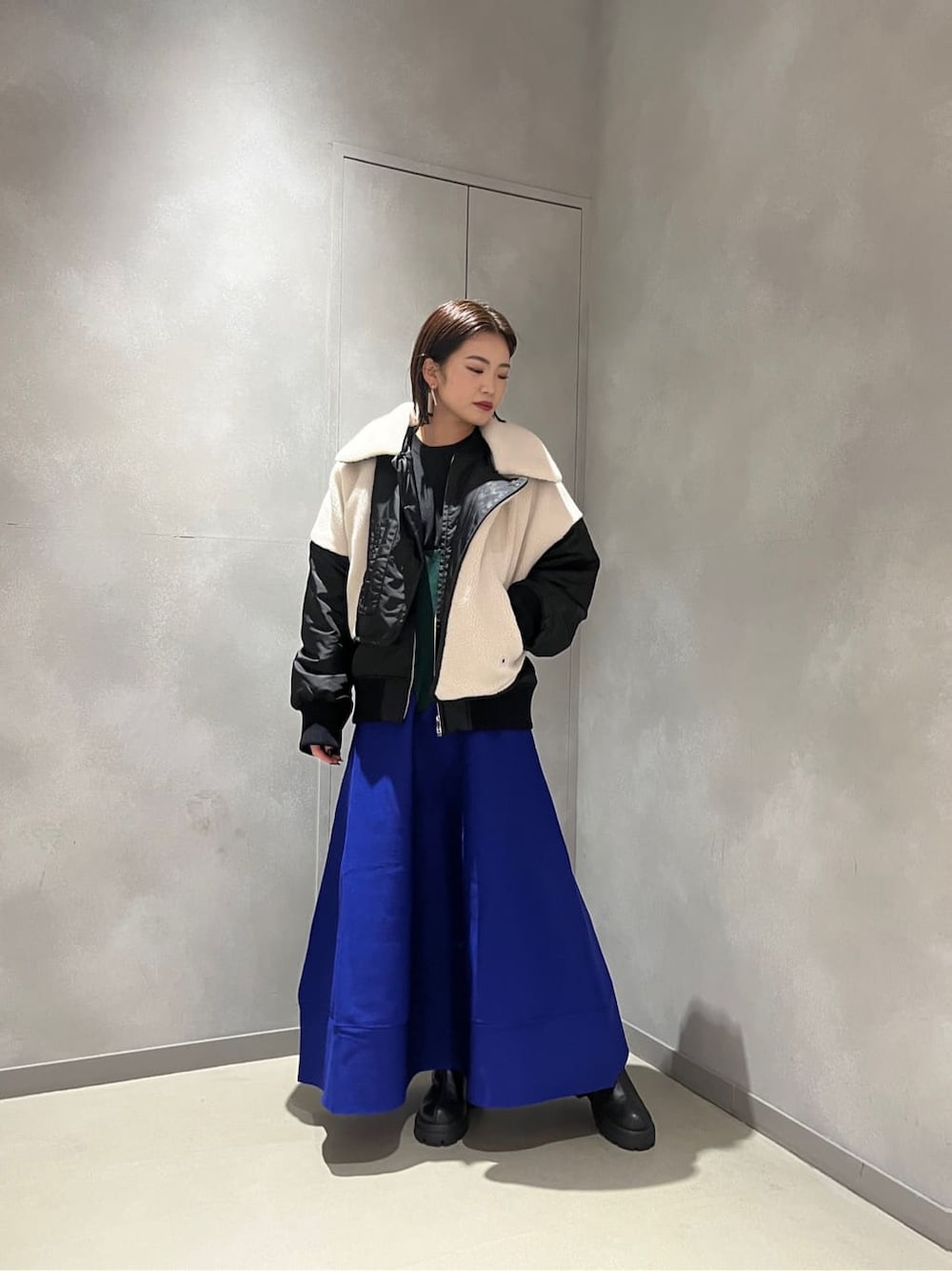 ウェーブラインミックスニットワンピースを使った人気ファッション