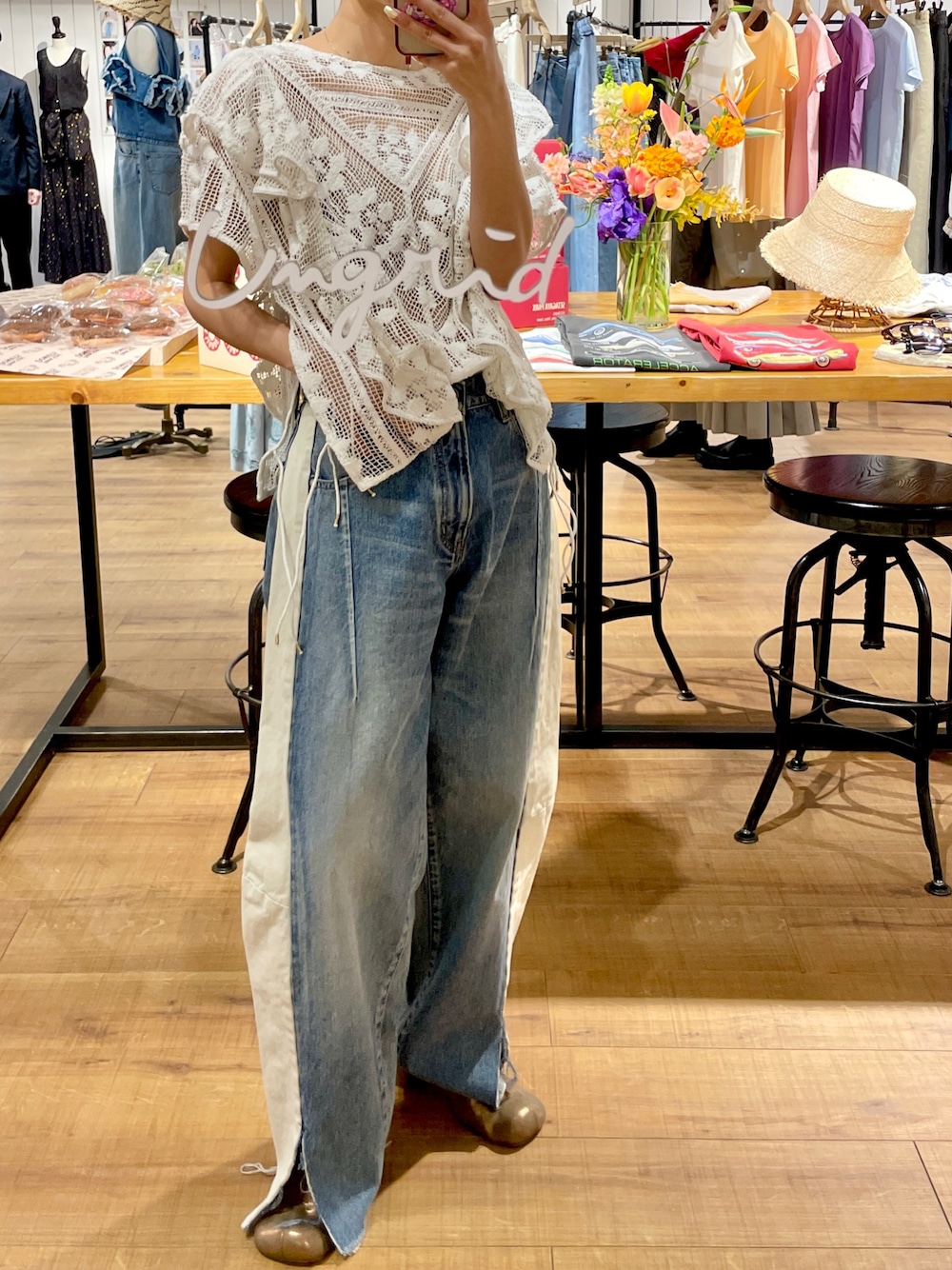 ブルー系のデニムパンツ、ホワイト系のシャツ/ブラウスを着用したレディースの春コーディネートの1枚目の写真