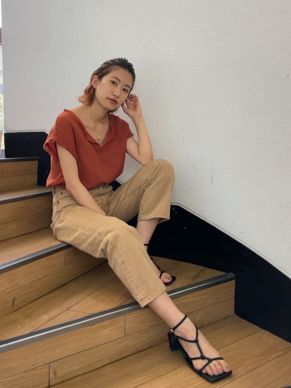 オレンジ系のシャツ/ブラウス、ベージュ系のデニムパンツを着用したレディースの夏コーディネートの1枚目の写真