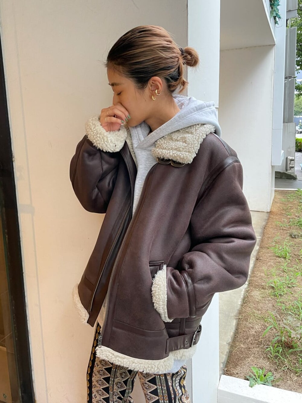 ブラック系のその他パンツ、ブラウン系のブルゾン、ブラック系のブーツを着用したレディースの夏コーディネートの1枚目の写真