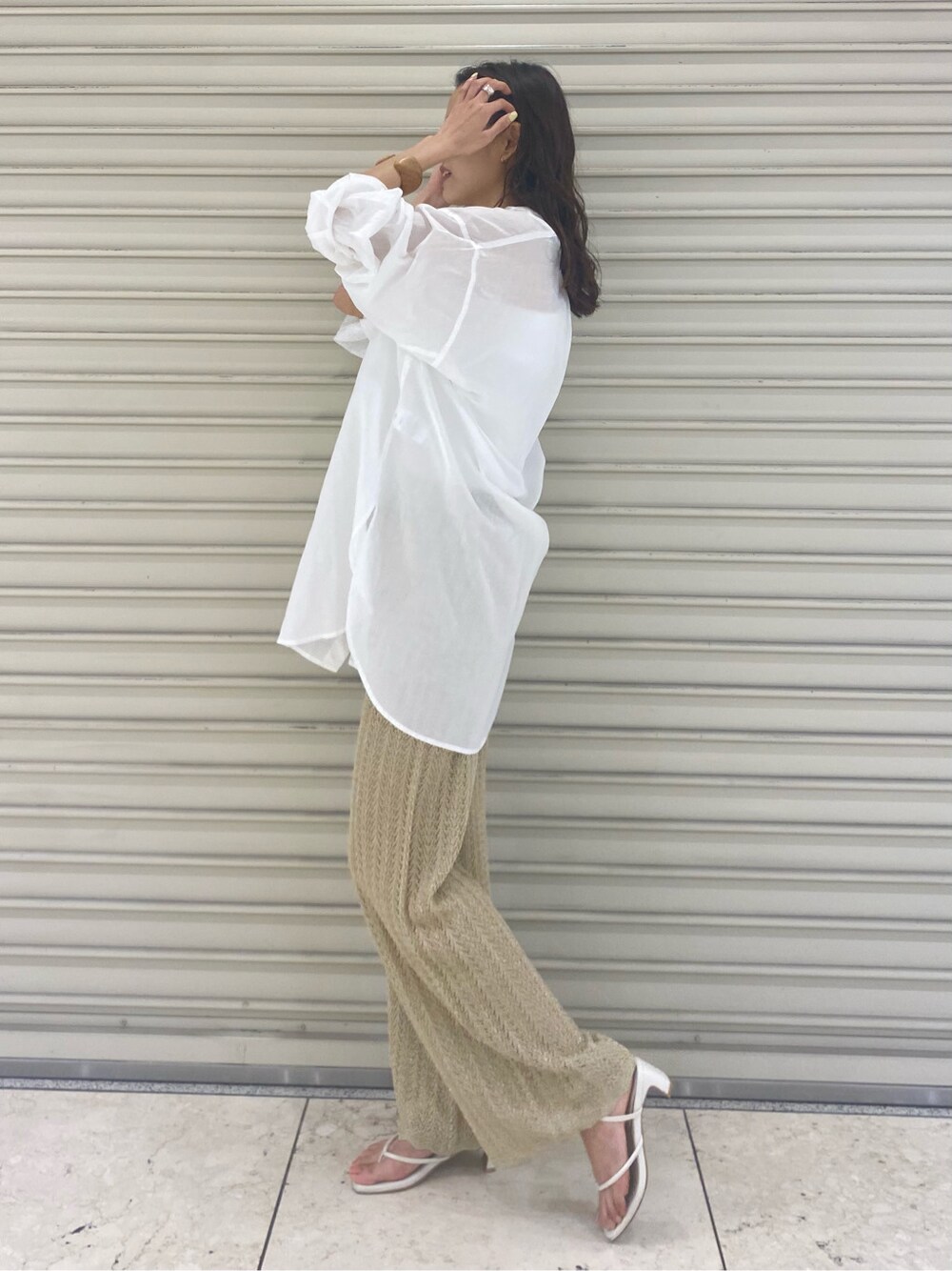 ゴールド系のその他パンツ、ホワイト系のシャツ/ブラウス、ホワイト系のタンクトップを着用したレディースの春コーディネートの1枚目の写真