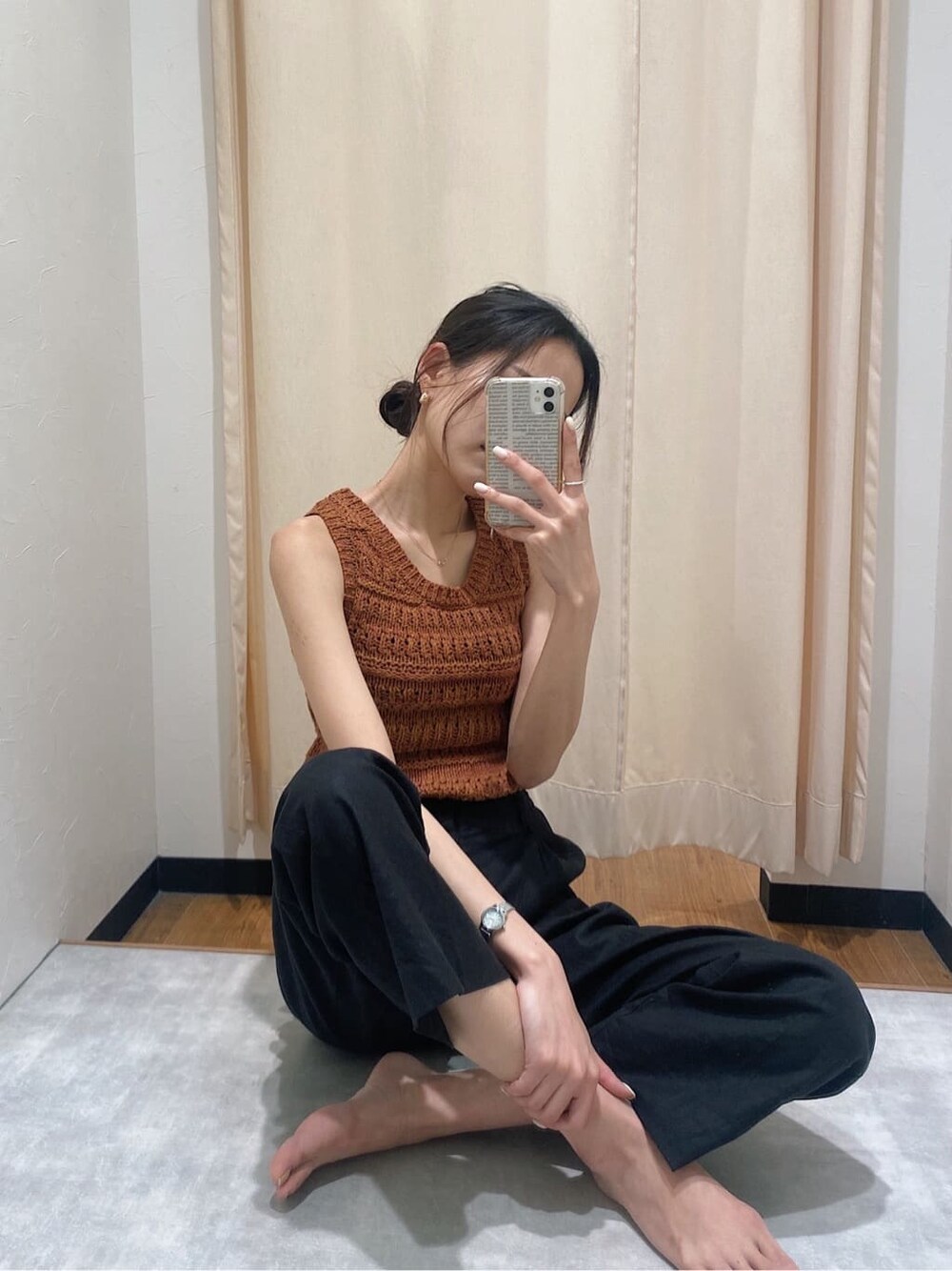 ブラック系のその他パンツ、ブラウン系のニット/セーターを着用したレディースの春コーディネートの1枚目の写真