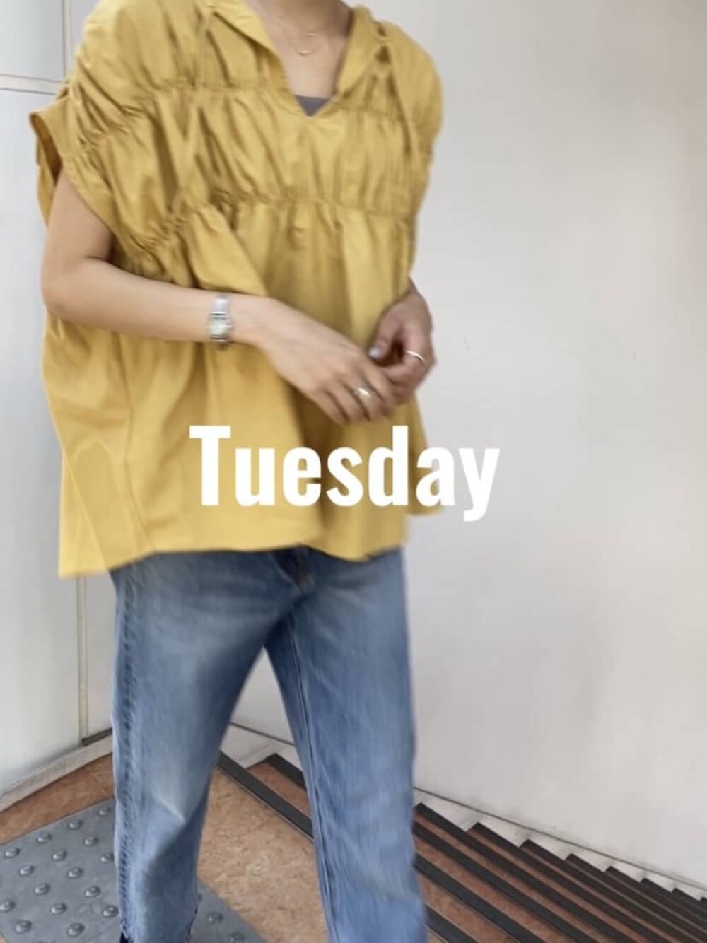 ブルー系のデニムパンツ、イエロー系のシャツ/ブラウスを着用したレディースの夏コーディネートの1枚目の写真