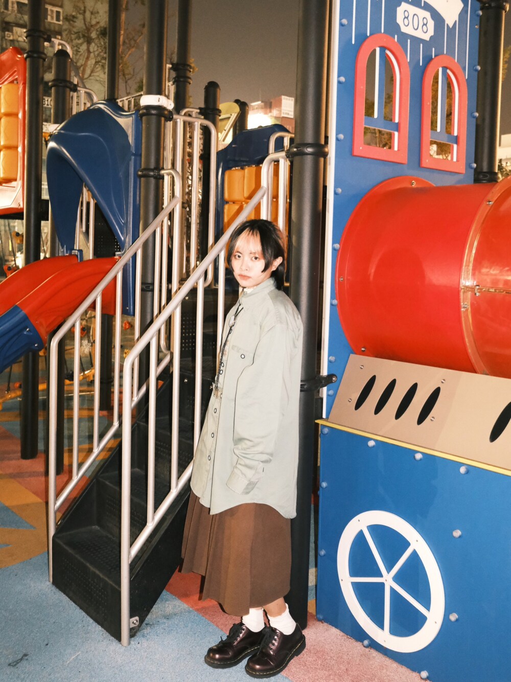 「台湾、高雄」｜「Dr. Martensのアイテム（その他シューズ、パープル系）」を使った、💚HSUAN💚さん（レディース・159cm）の冬コーディネートの1枚目の写真
