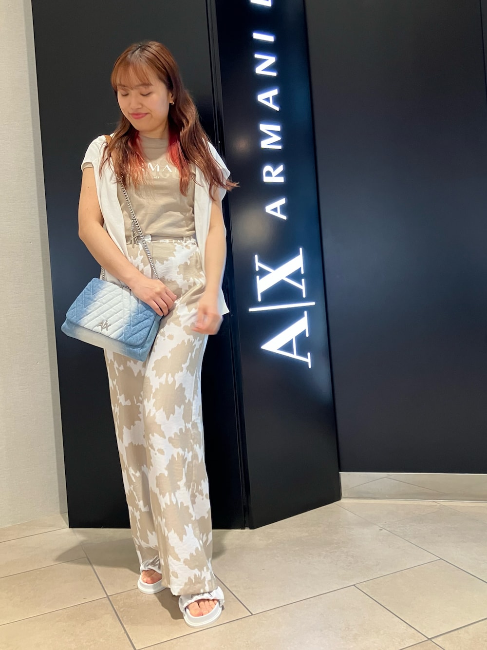 「アルマーニエクスチェンジ、armaniexchange、AXchanger、オトナカジュアル、秋のコーデ、大人コーデ、楽チンコーデ、パンツコーデ、大人女子、ショルダーバッグ」｜「ARMANI EXCHANGEの【A|Xアルマーニ エクスチェンジ】リサイクルポリエステル×リネン　Vネックカーディガン（カーディガン/ボレロ、ホワイト系）」を使った、EWさん（レディース・158cm）の秋コーディネートの1枚目の写真