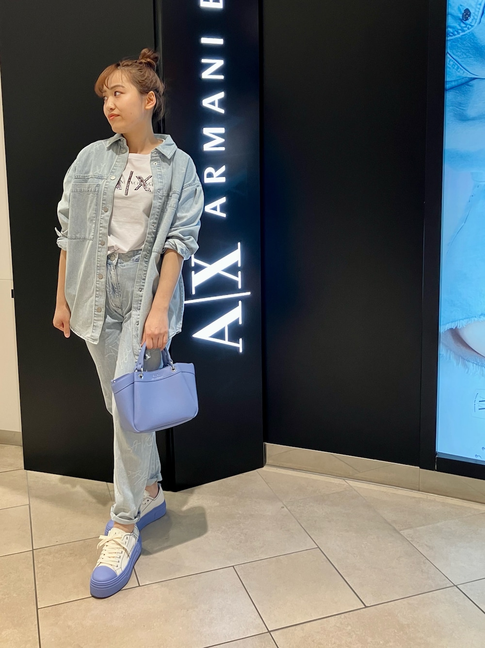 「春コーデ、着回しコーデ、カジュアル、シャツスタイル、パンツスタイル、ホワイト、デニム、スニーカー、白スニーカー」｜「ARMANI EXCHANGEの【A|X アルマーニ エクスチェンジ】オールオーバーロゴ　デニムシャツ（シャツ/ブラウス、ブルー系）」を使った、EWさん（レディース・158cm）の春コーディネートの1枚目の写真