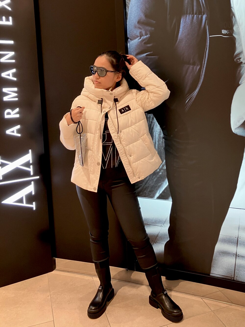 「アルマーニエクスチェンジ、armaniexchange、AXchanger、秋冬コーデ、カジュアルコーデ、パンツスタイル、アウター、ニット、ブーツ、モノトーン、キラキラ」｜「ARMANI EXCHANGEの【A|X アルマーニ エクスチェンジ】A|Xロゴ　フーディパファージャケット（ブルゾン、ホワイト系）」を使った、EWさん（レディース・159cm）の冬コーディネートの1枚目の写真