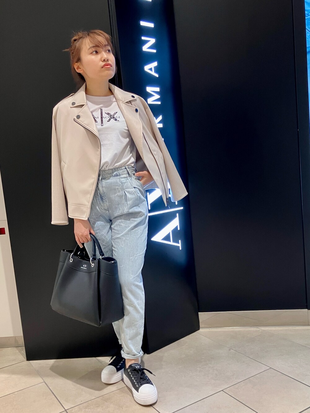 「armaniexchange、大人カジュアル、春コーデ、デニムパンツ、ジャケット、Tシャツ、ショルダーバッグ、スニーカー」｜「ARMANI EXCHANGEのアイテム（ジャケット/アウター、ベージュ系）」を使った、EWさん（レディース・158cm）の春コーディネートの1枚目の写真