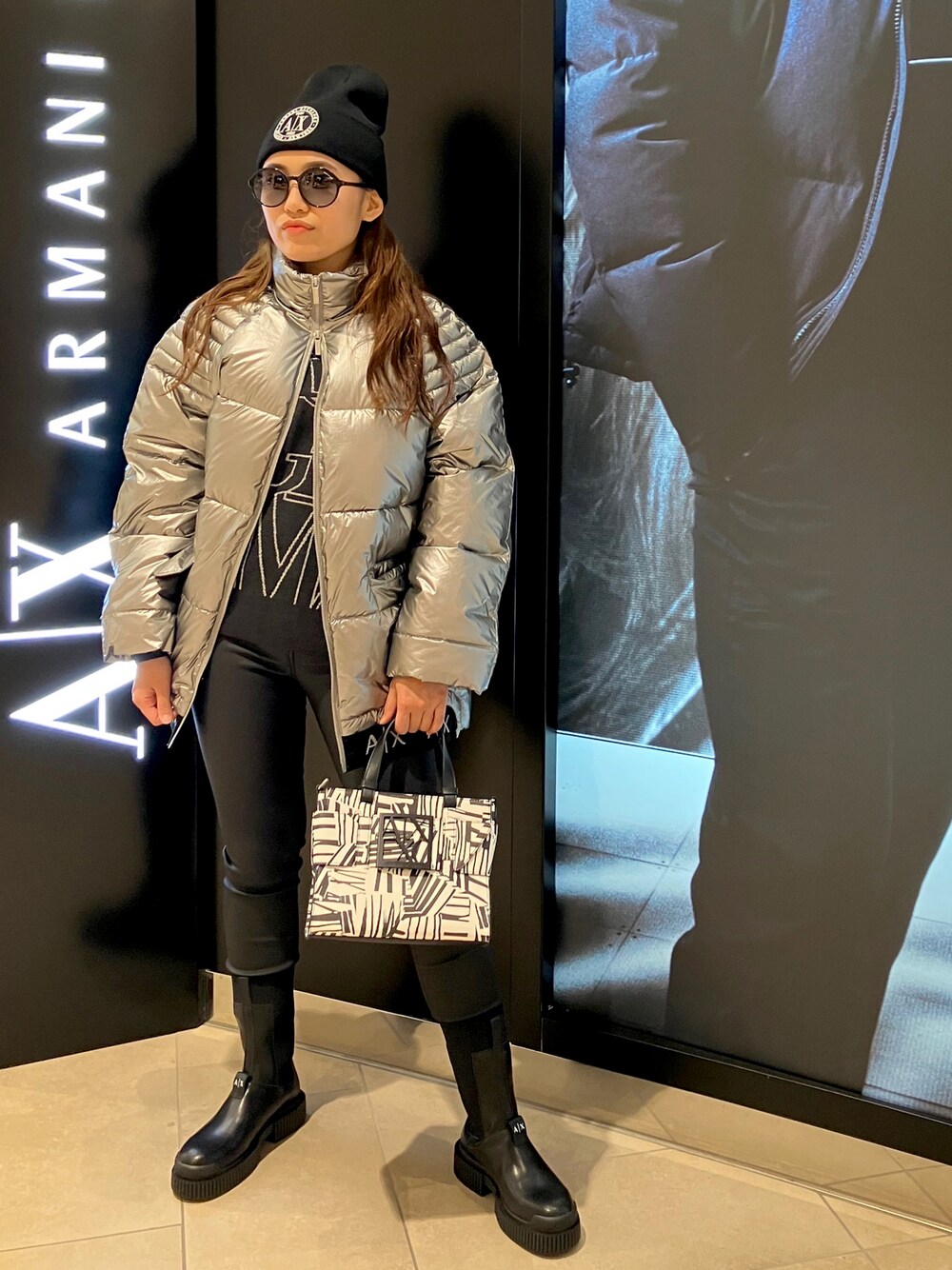 「アルマーニエクスチェンジ、armaniexchange、AXchanger、カジュアル、冬コーデ、あったかコーデ、アウター、オーバーサイズ、ニット帽、ニット、ショートブーツ、サイドゴアブーツ、ビッグシルエット」｜「ARMANI EXCHANGEの【A|X アルマーニ エクスチェンジ】A|Xロゴパッチ　ニットキャップ（ニットキャップ/ビーニー、ブラック系）」を使った、EWさん（レディース・159cm）の冬コーディネートの1枚目の写真